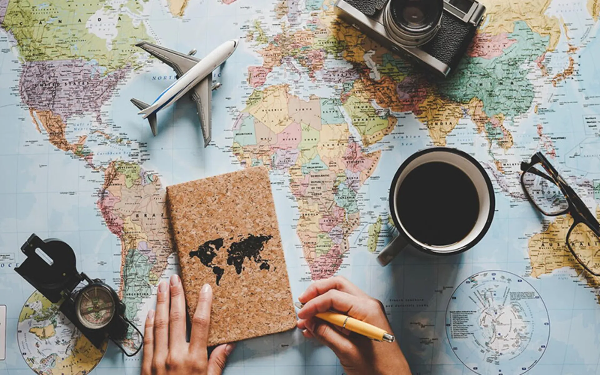 اکسسوری های سفر روی نقشه