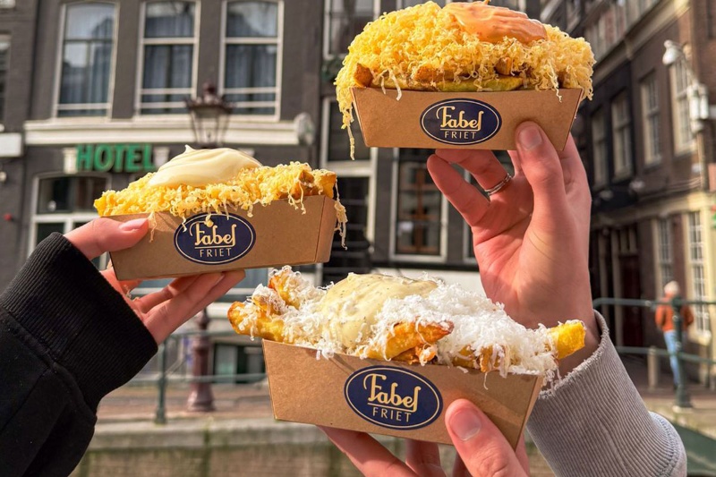 چرا مسافران برای خوراکیها ترند صف میکشند؛ علت این کار گرسنگی نیست! 9