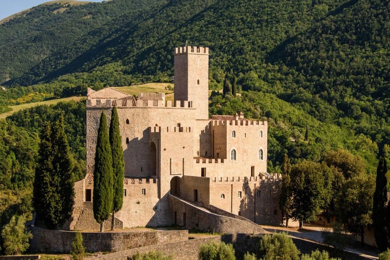 اقامت شاهانه در قلب تاریخ؛ خوابیدن در قلعه ۹۰۰ ساله را تجربه کنید 1