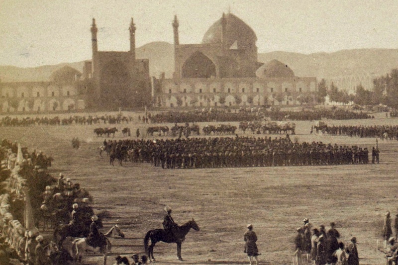 سفر به عصر قاجار؛ عکس نایاب میدان نقش جهان زیر پای قشون نظامی 2