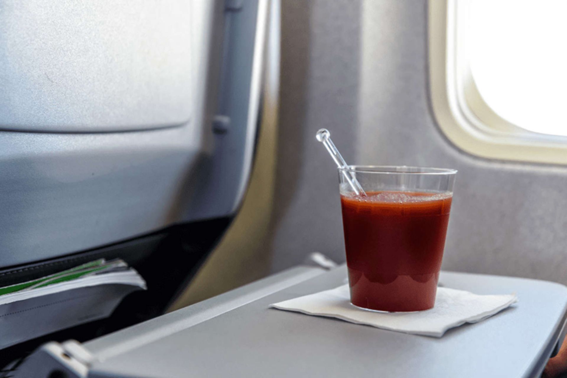 یک لیوان آب گوجه فرنگی در هواپیما