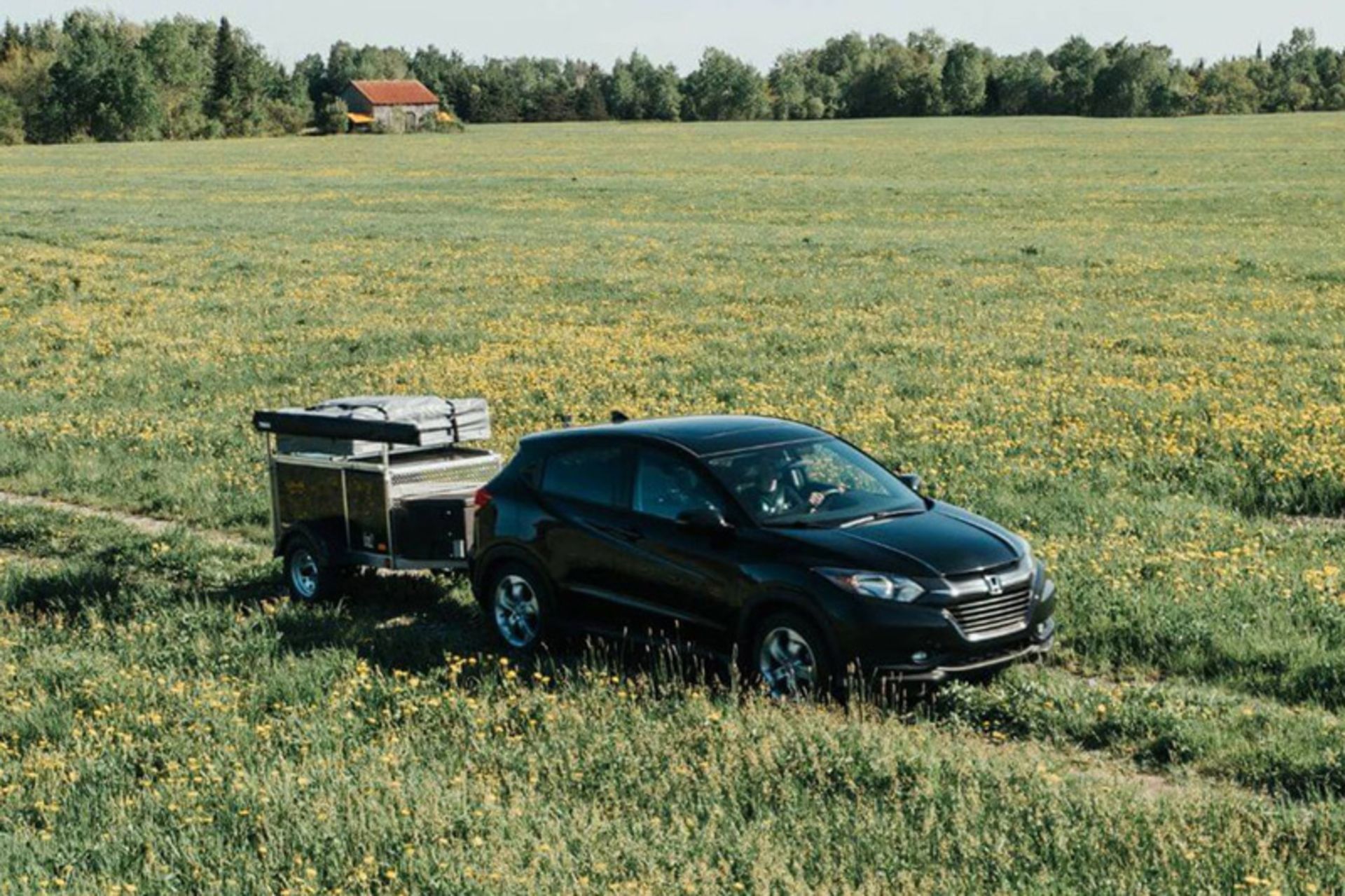 تریلر جنیمکس در حال حرکت با خودروی سدان