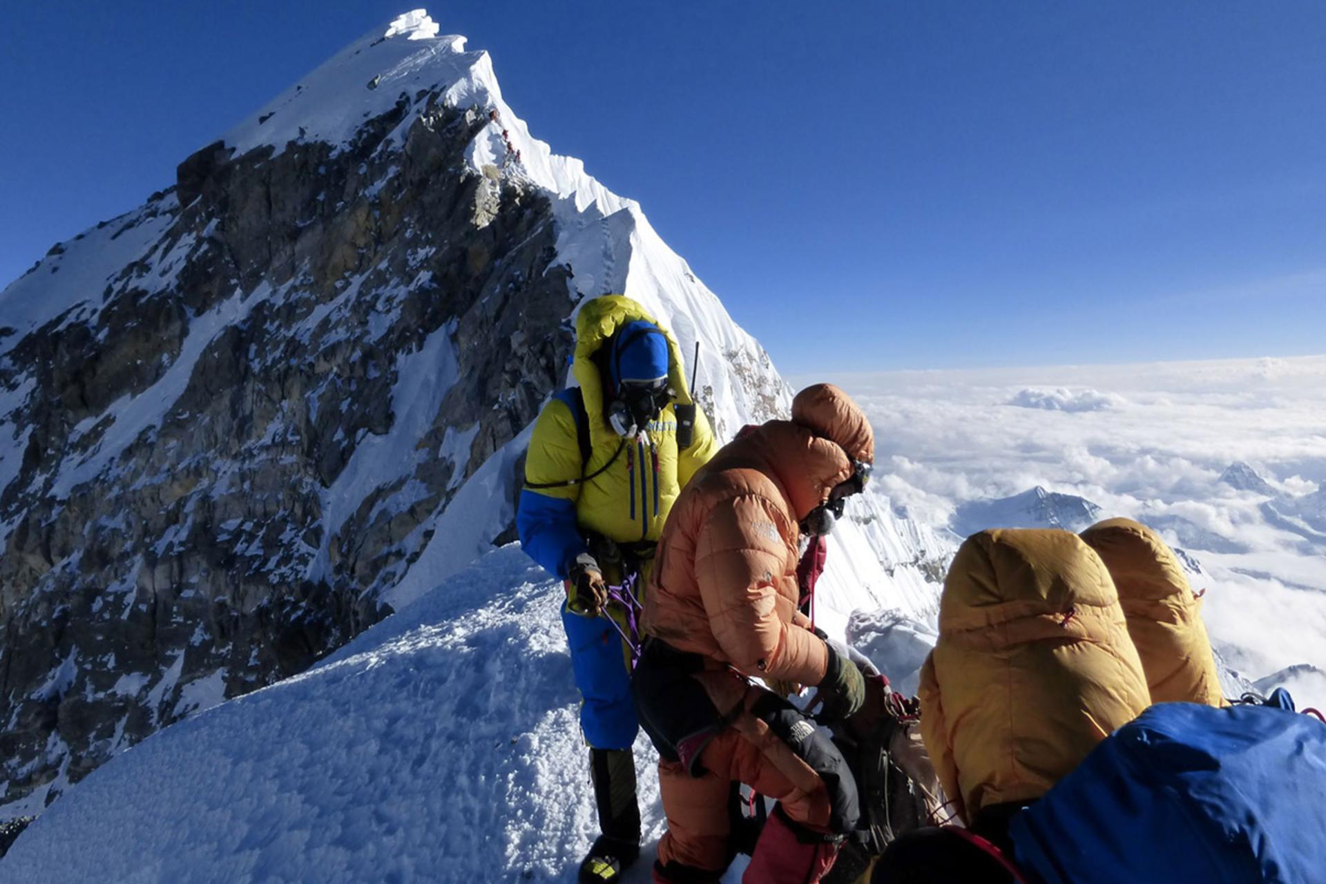 صعود کوهنوردان به اورست