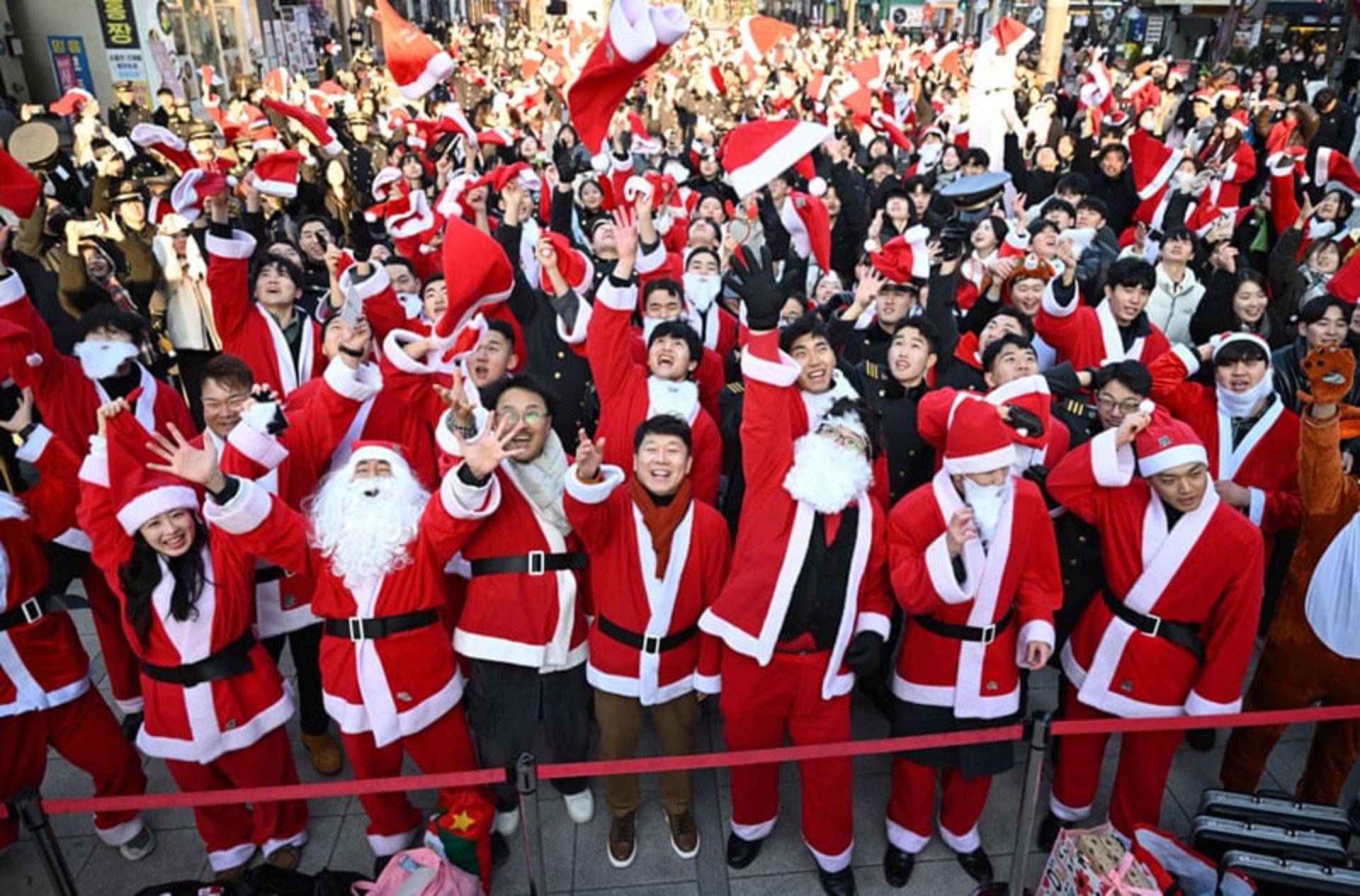 داوطلبان با لباس بابا نوئل قبل از اهدای هدایا به کودکان محروم در سئول، کره جنوبی