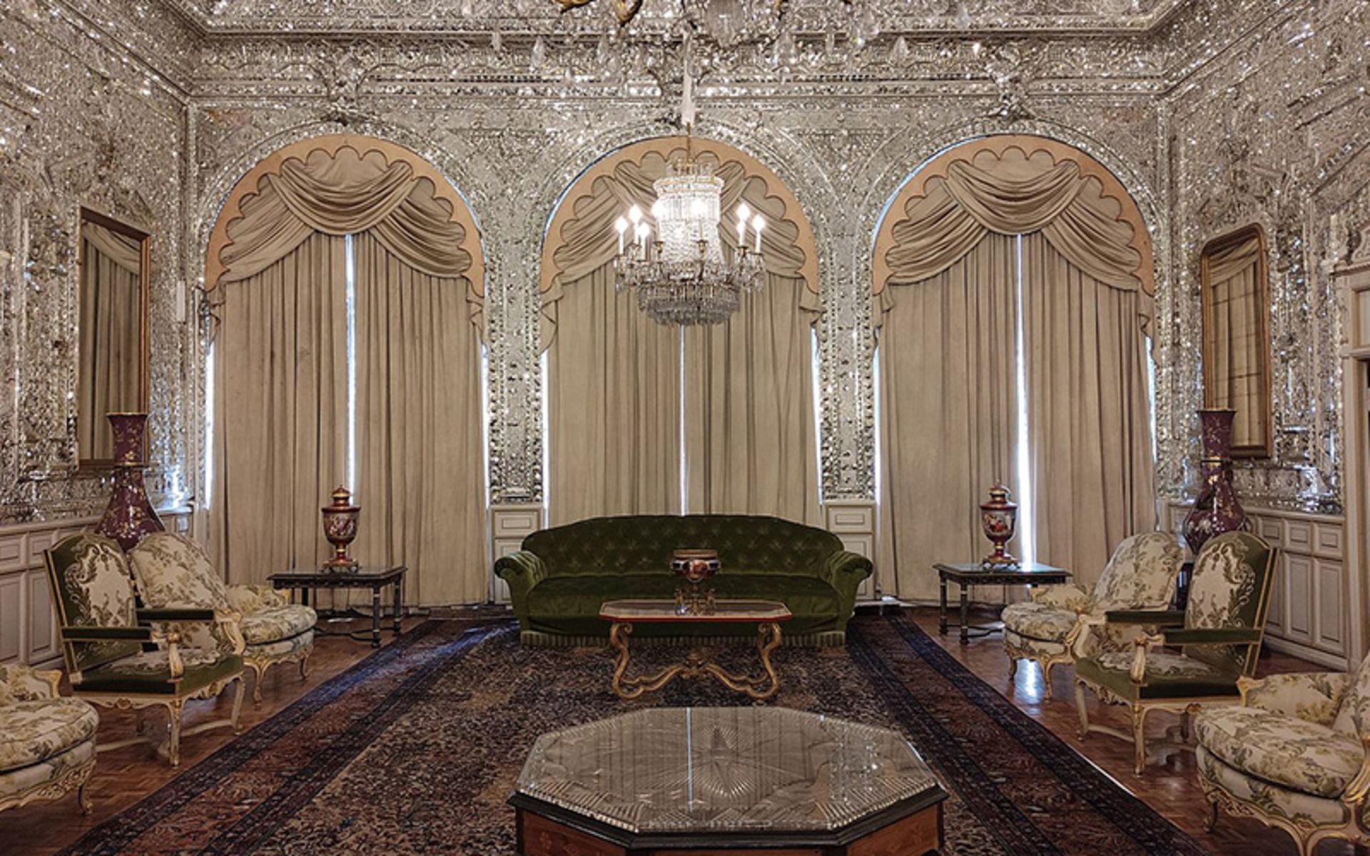 فضای داخلی تالار اینه کاخ گلیستان