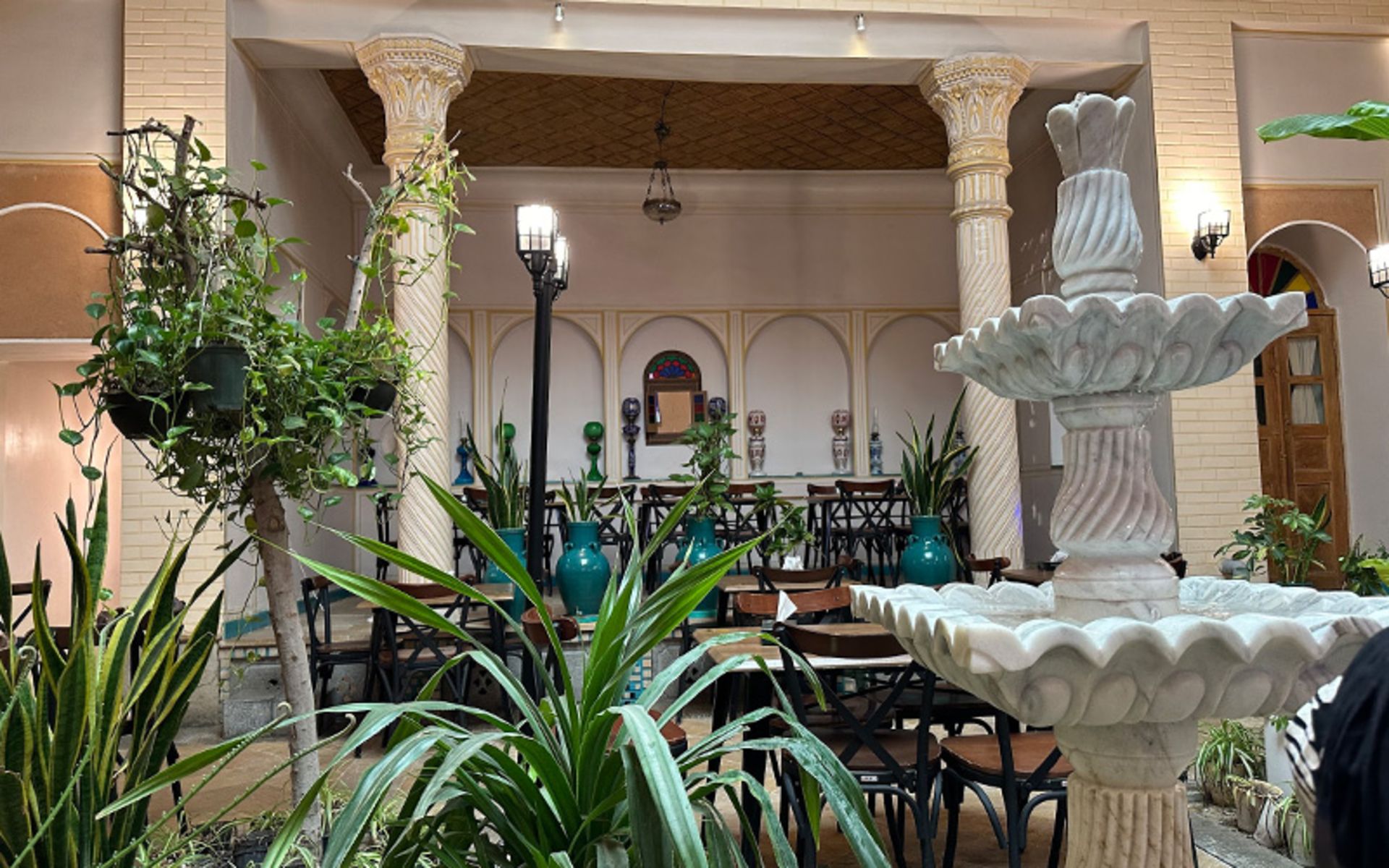 فضای داخلی رستوران حاج محمود شفاعت با حوض سنگی