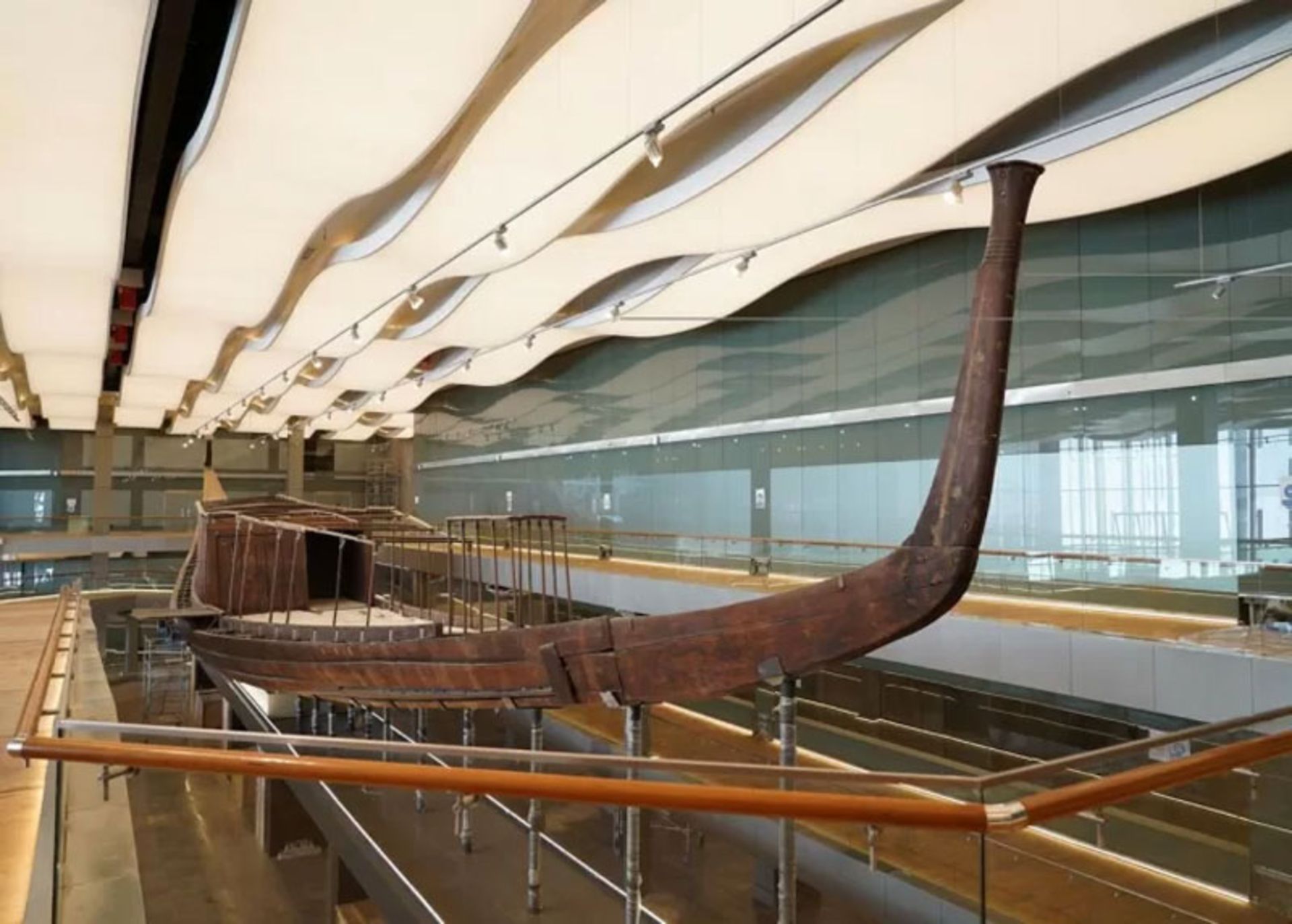 جلوه زیبای انحنای دماغه چوبی کشتی در فضای مدرن موزه