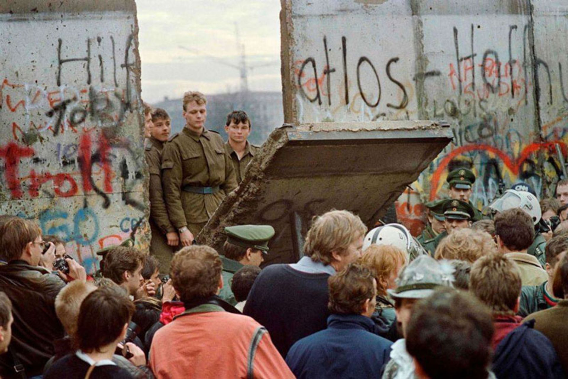 سربازان آلمان شرقی در شکاف دیوار برلین 