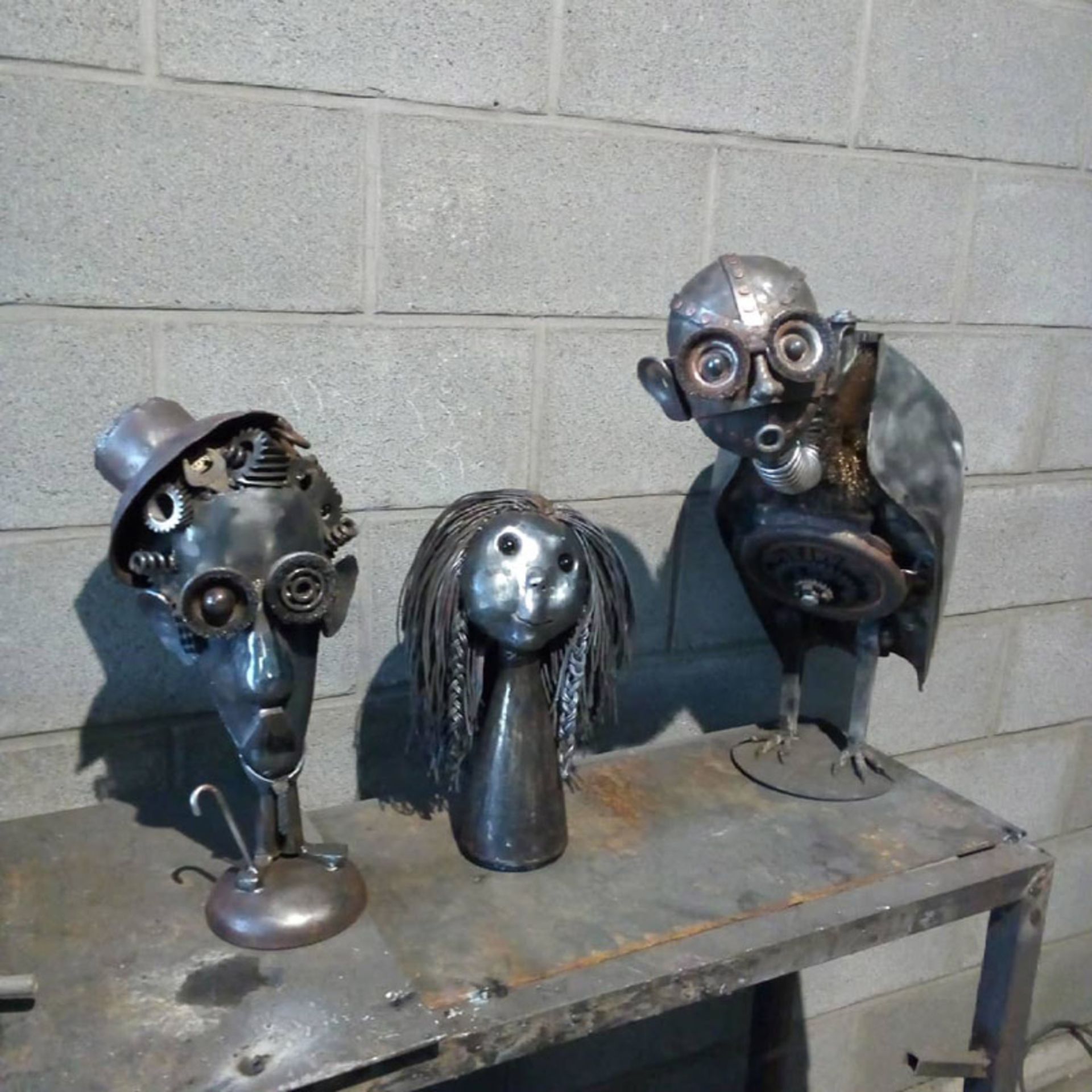 سه مجسمه فلزی روی میز