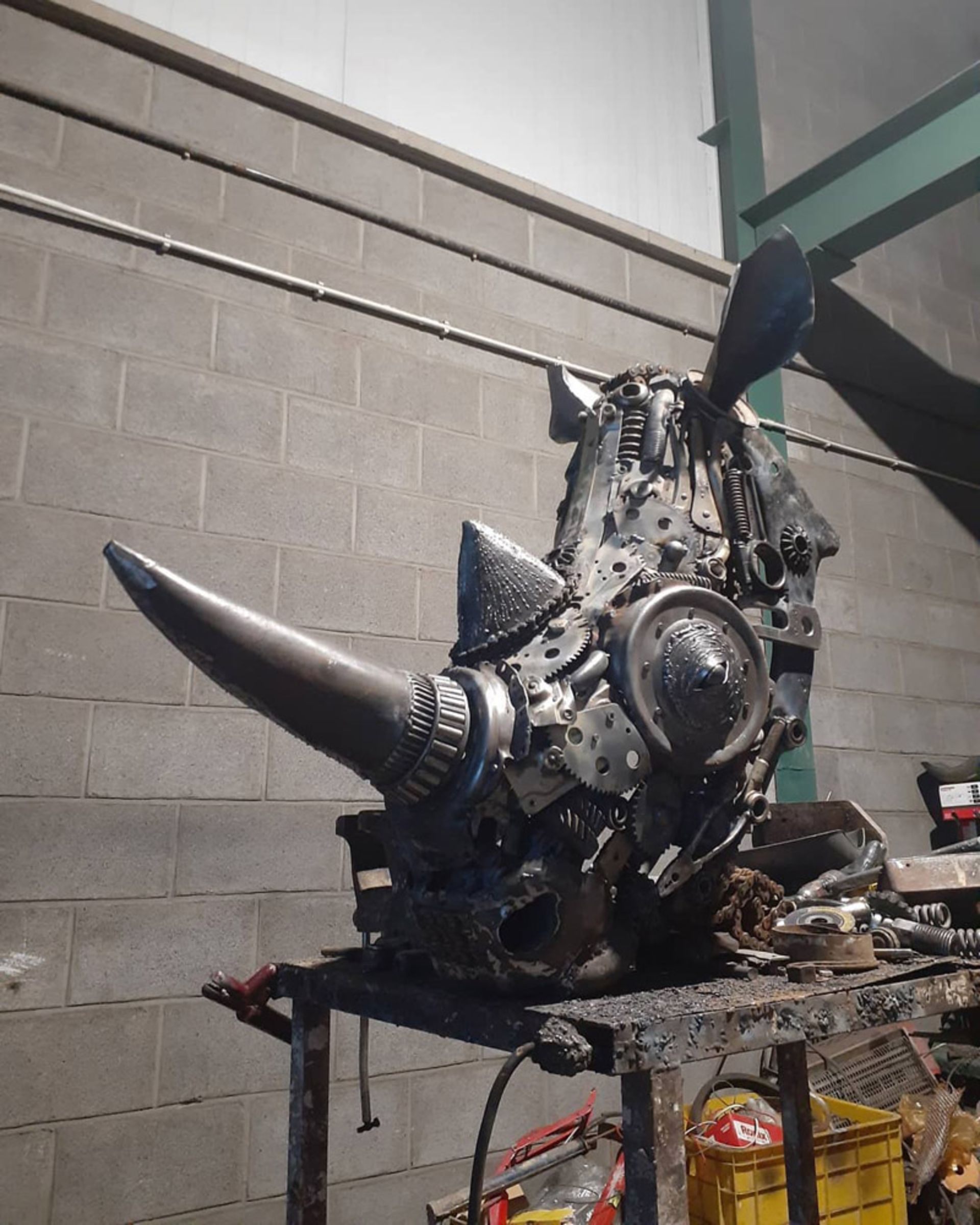 سر مجسمه گردن در حال ساخت