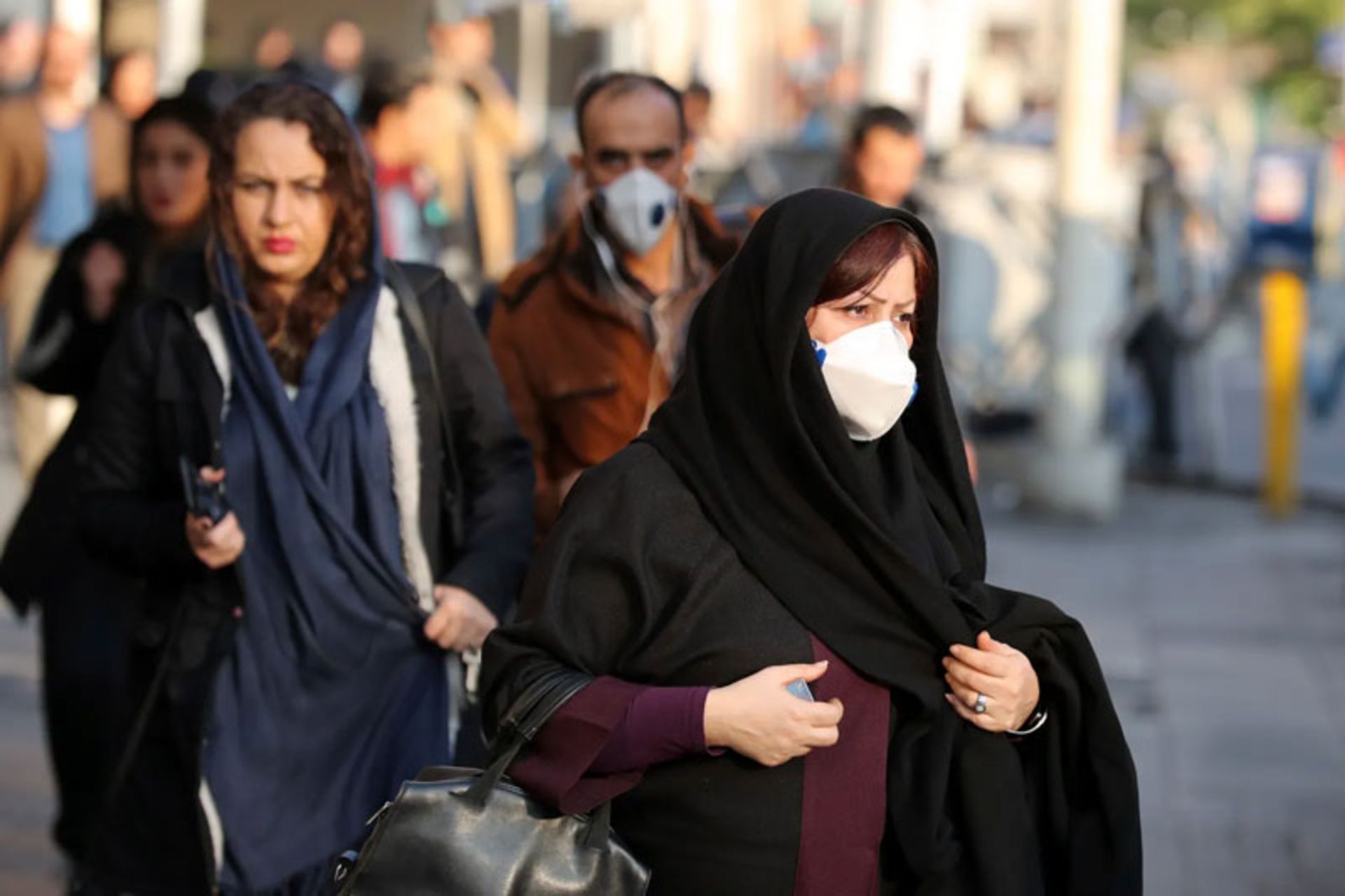 تصویر مردمی که در هوای آلوده ماسک گذاشته‌اند