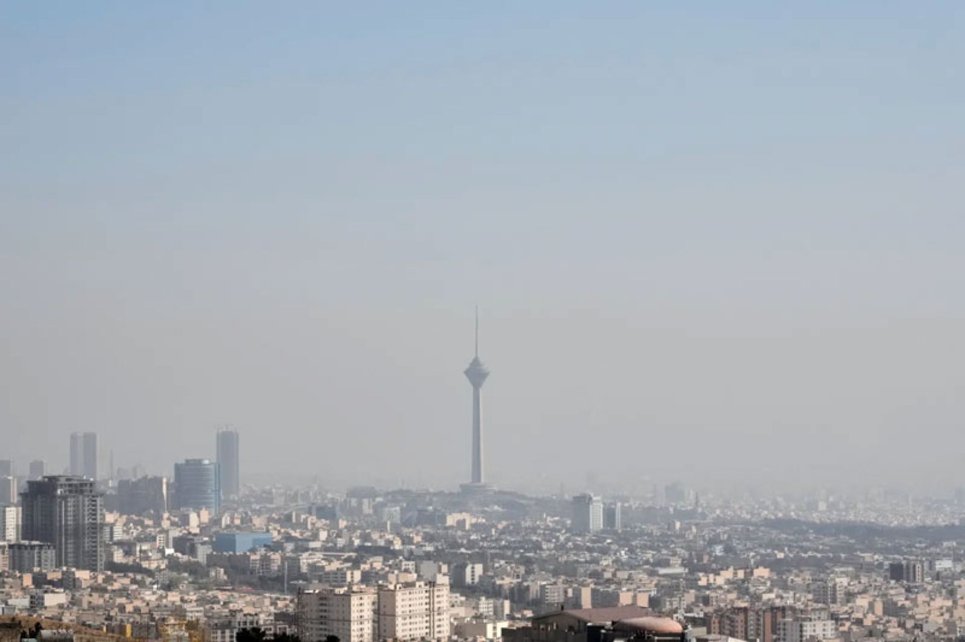 برج میلاد و شهر تهران زیر لایه آلودگی