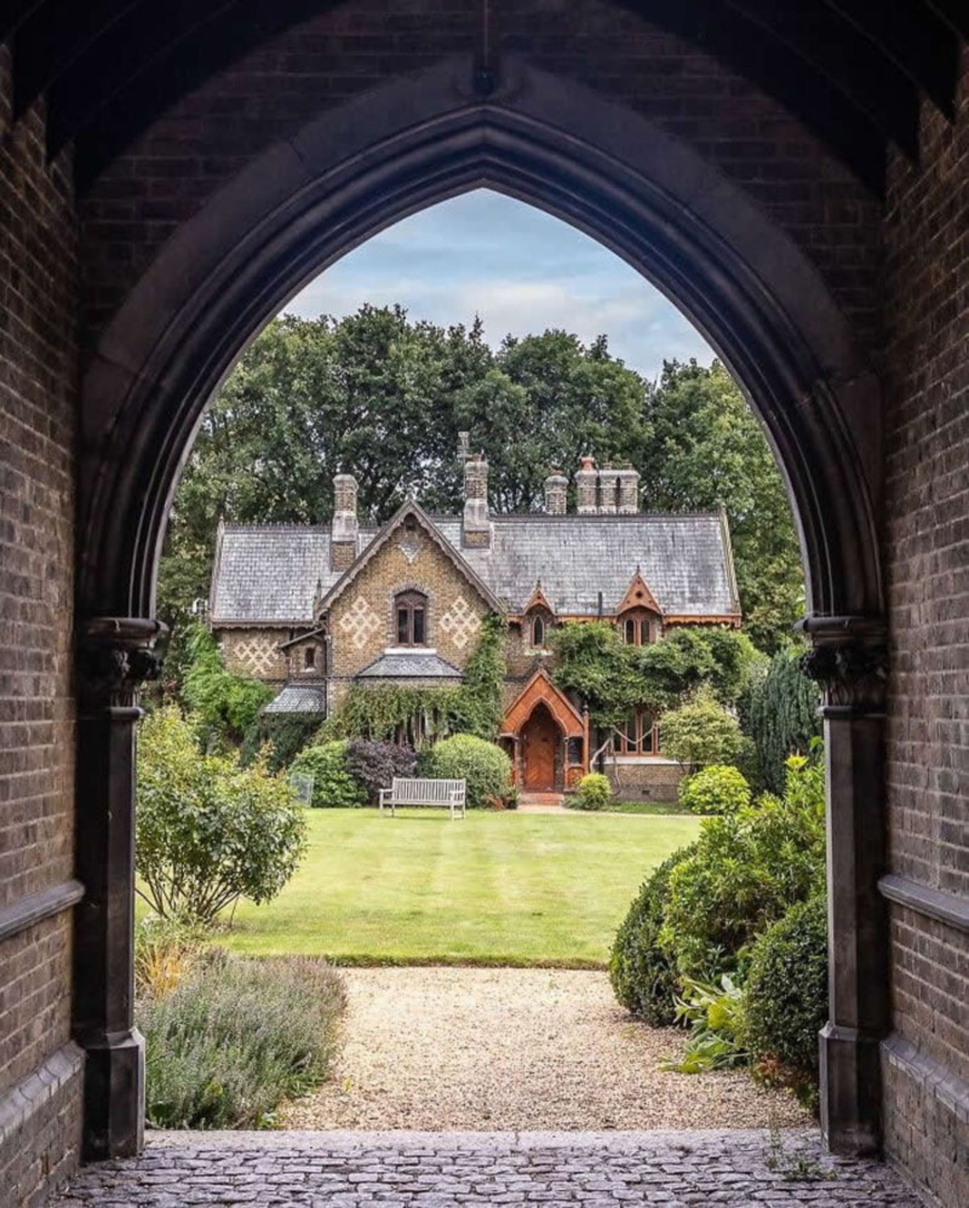  کلبه گوتیک ویکتوریایی قرن نوزدهمی در انگلستان