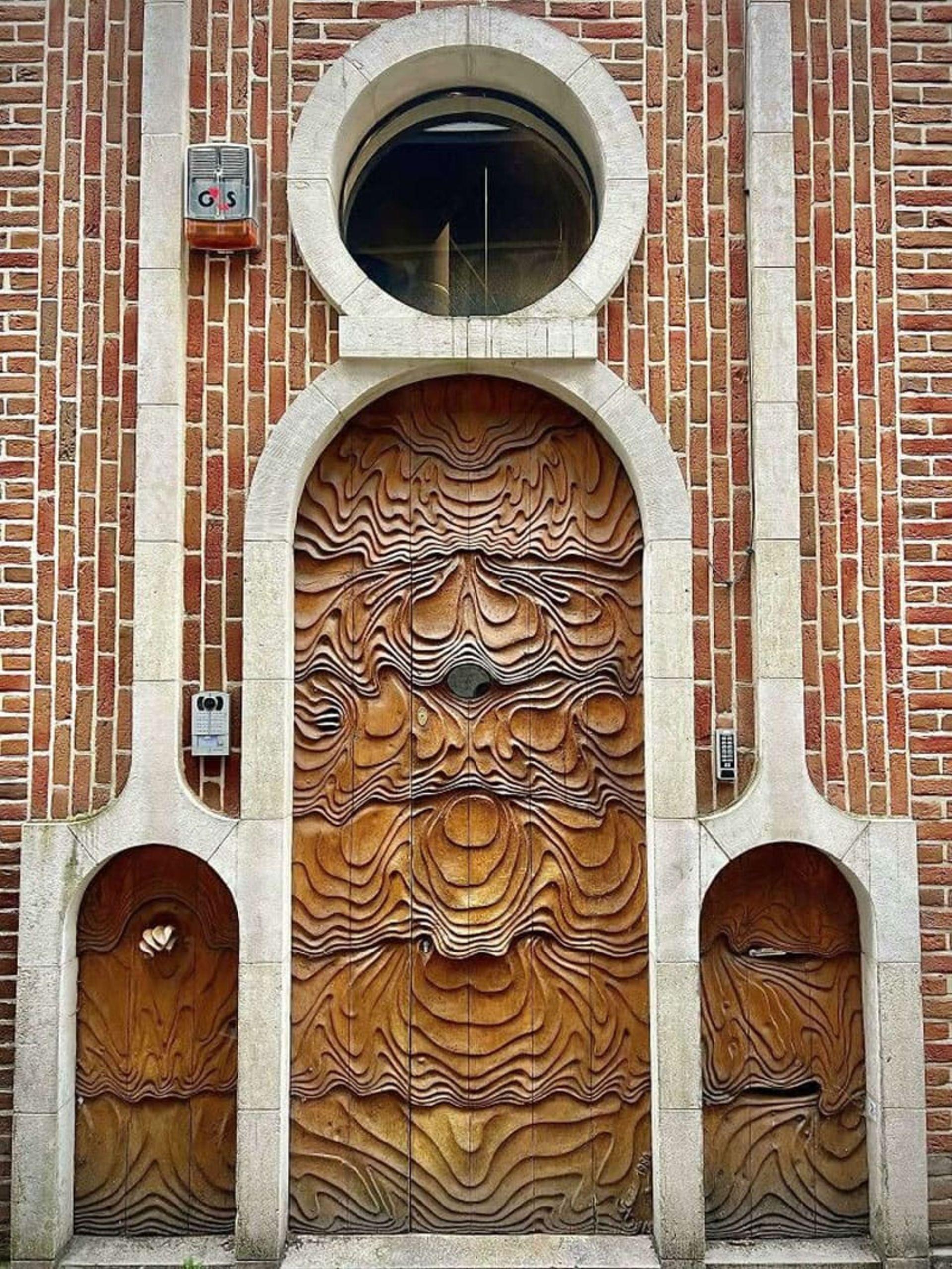 درب حکاکی شده ای در گنت، بلژیک