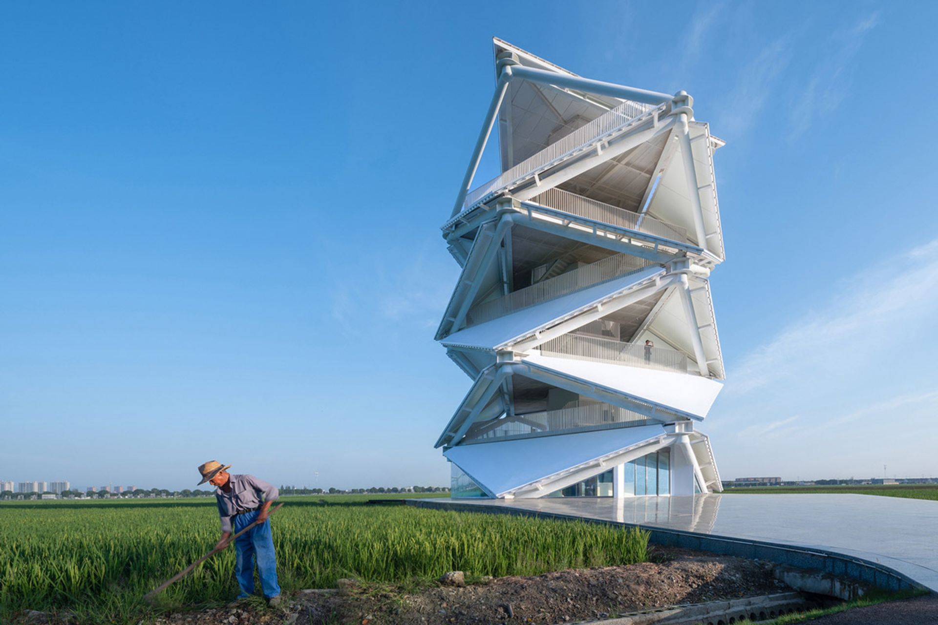 نمای زاویه‌دار از یک برج مدرن و چندوجهی سفید