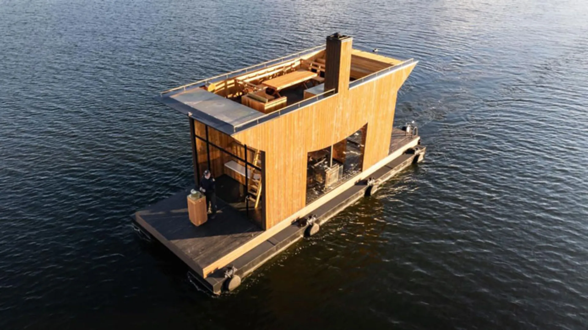 سونای چوبی و شناور روی رودخانه نریس