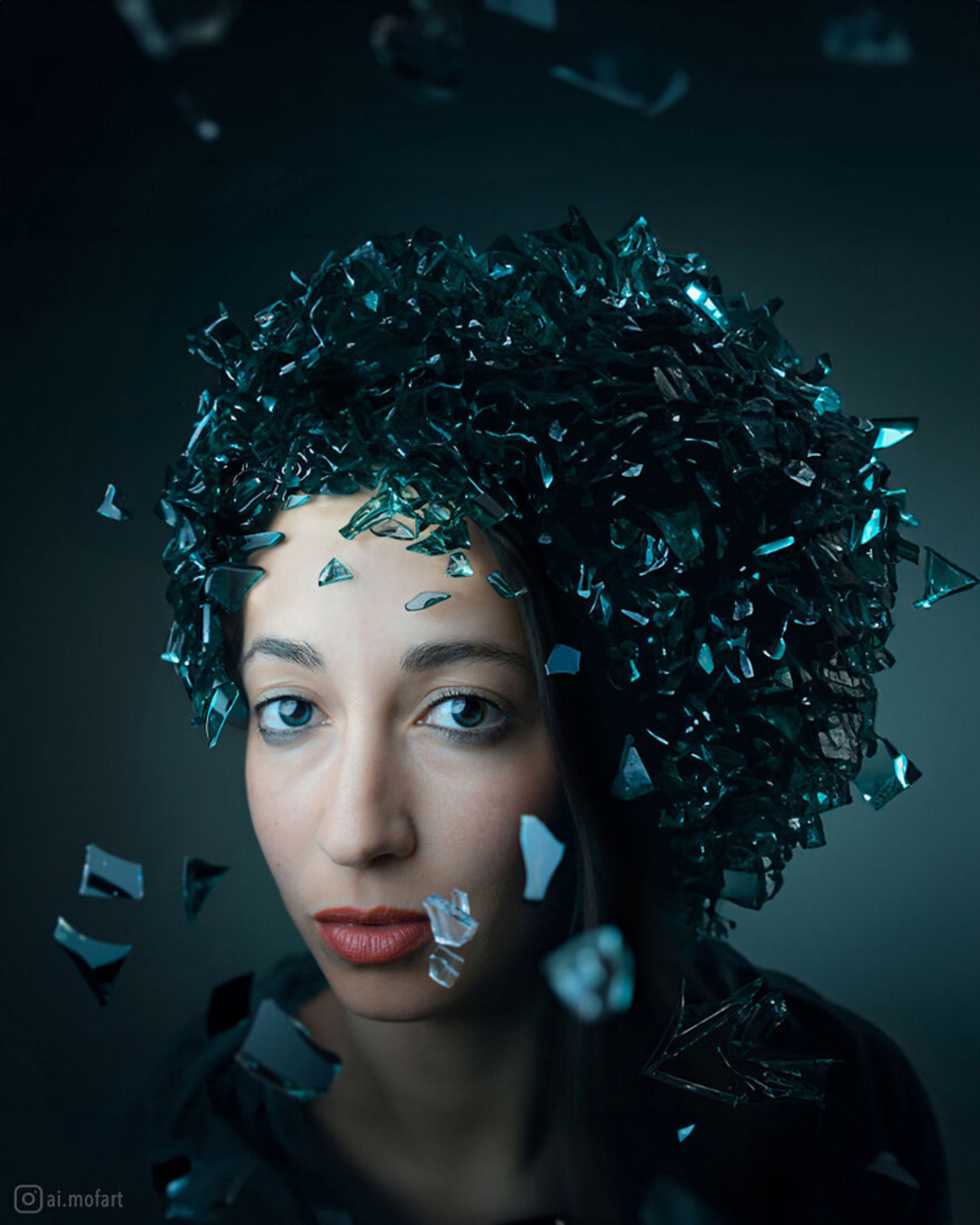 پرتره زنی با موهای شیشه‌ای شکسته