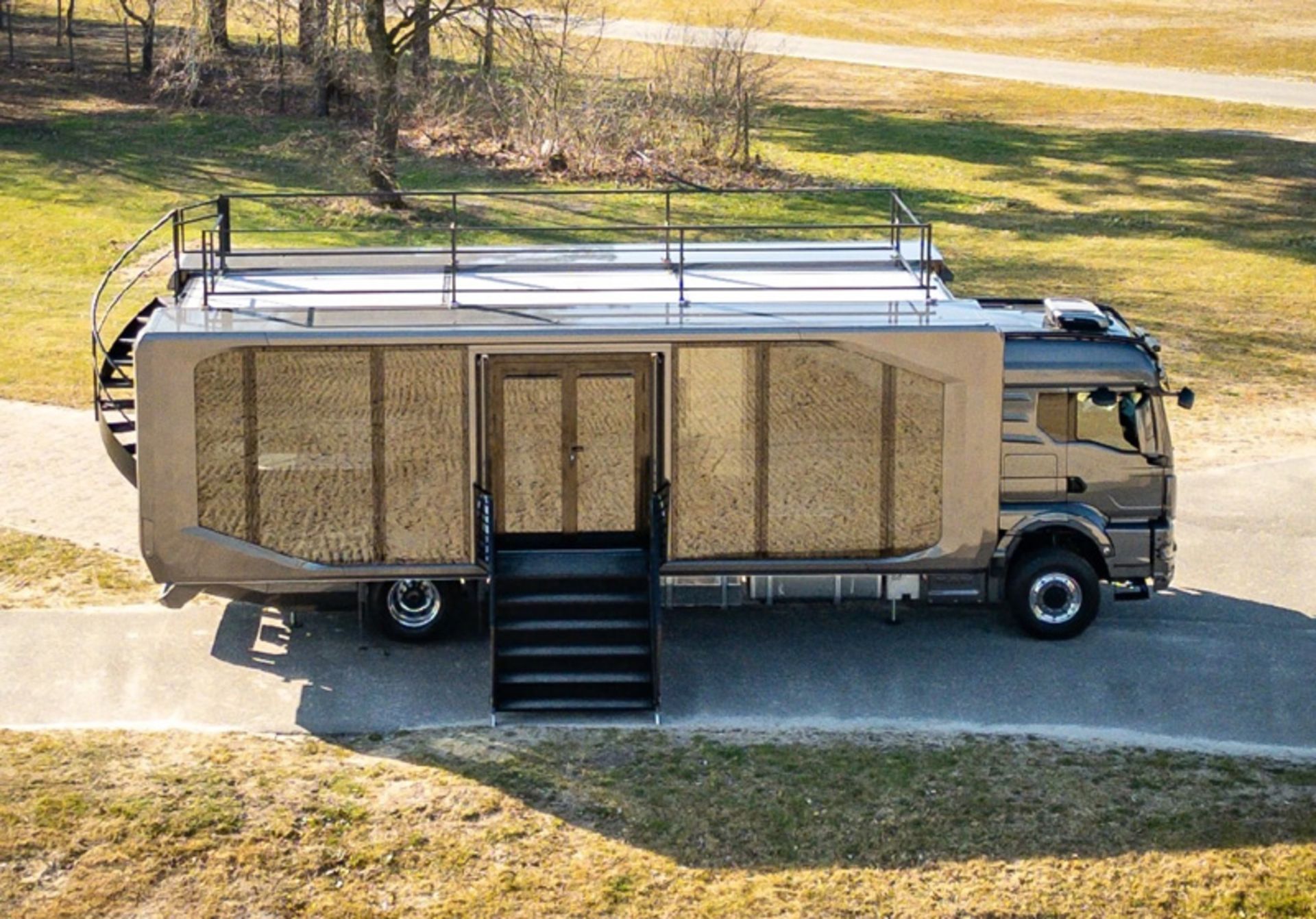 کامیون هتلی شرکت آفرود شیور در جاده