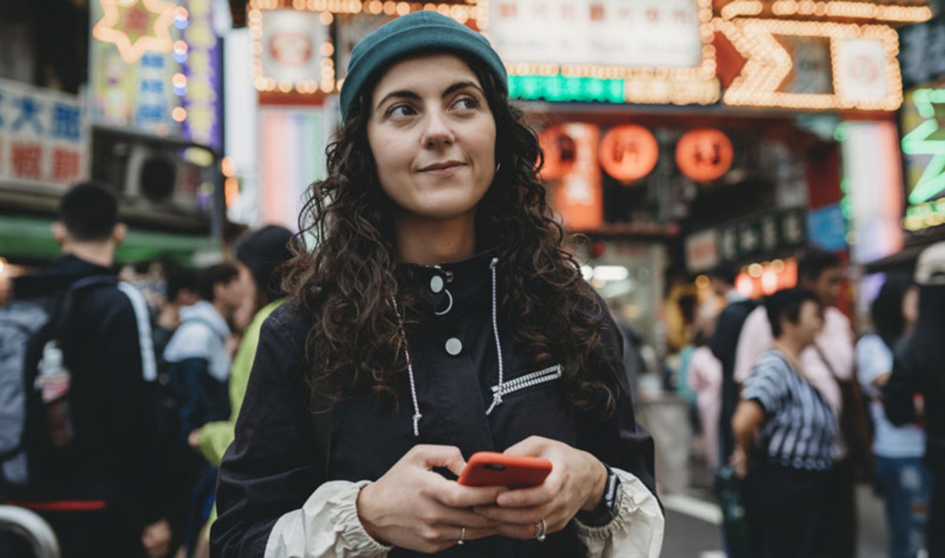 پرتره یک زن جوان در خیابان شلوغ شهری