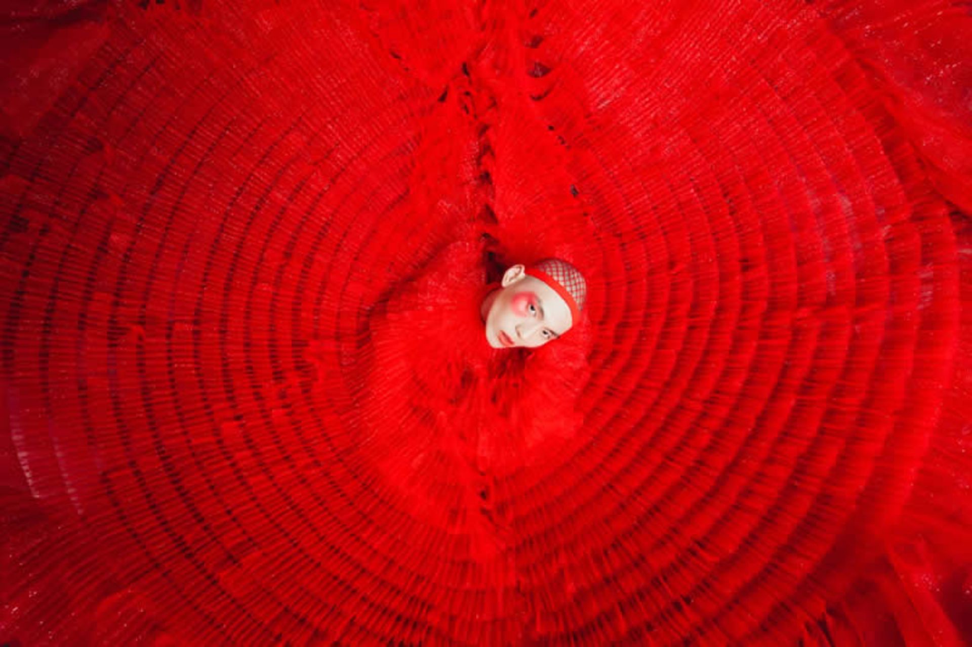 زنی پوشیده در لباس سرخ