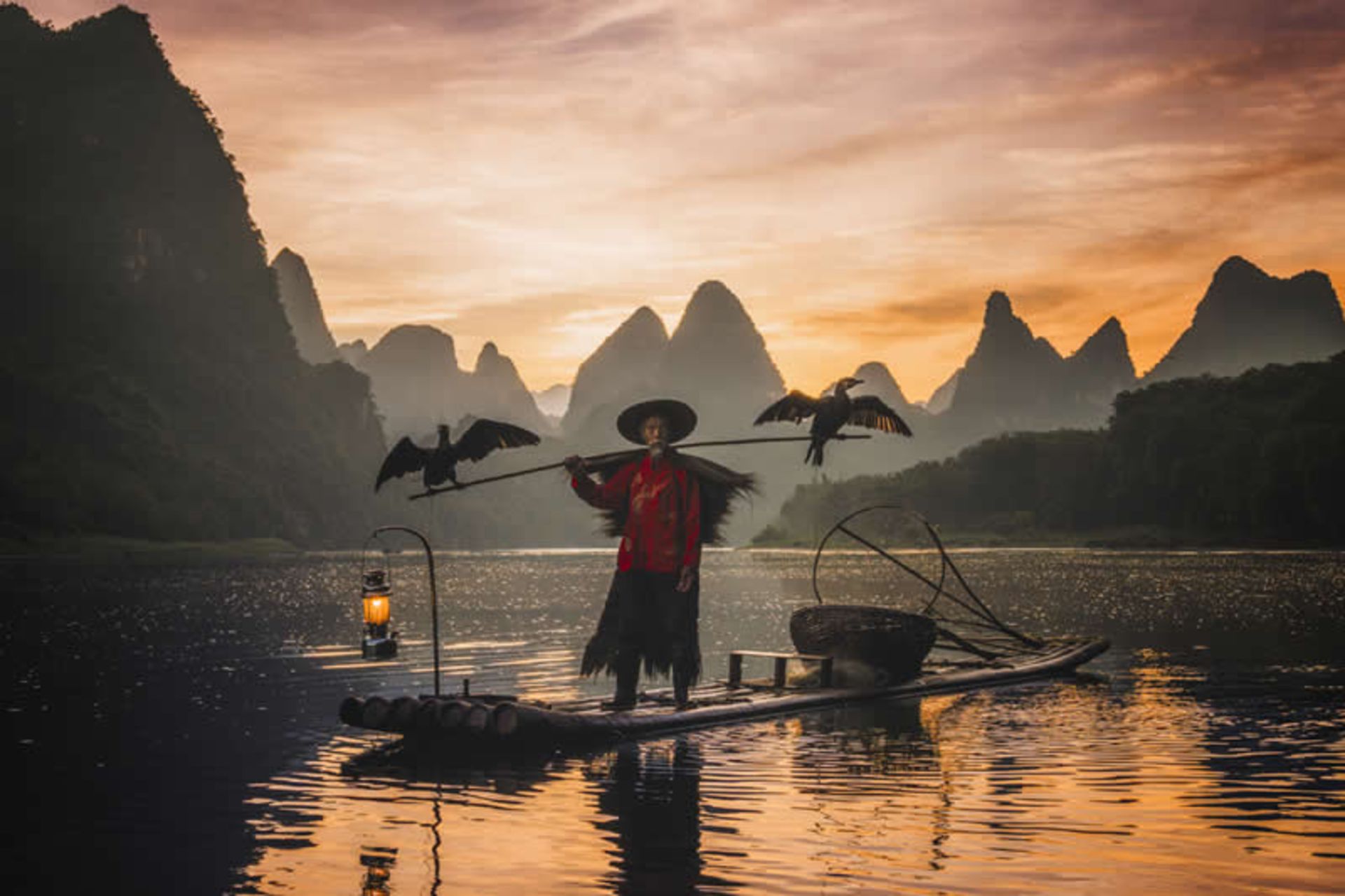 یک ماهیگیر روی آب‌های آرام رودخانه