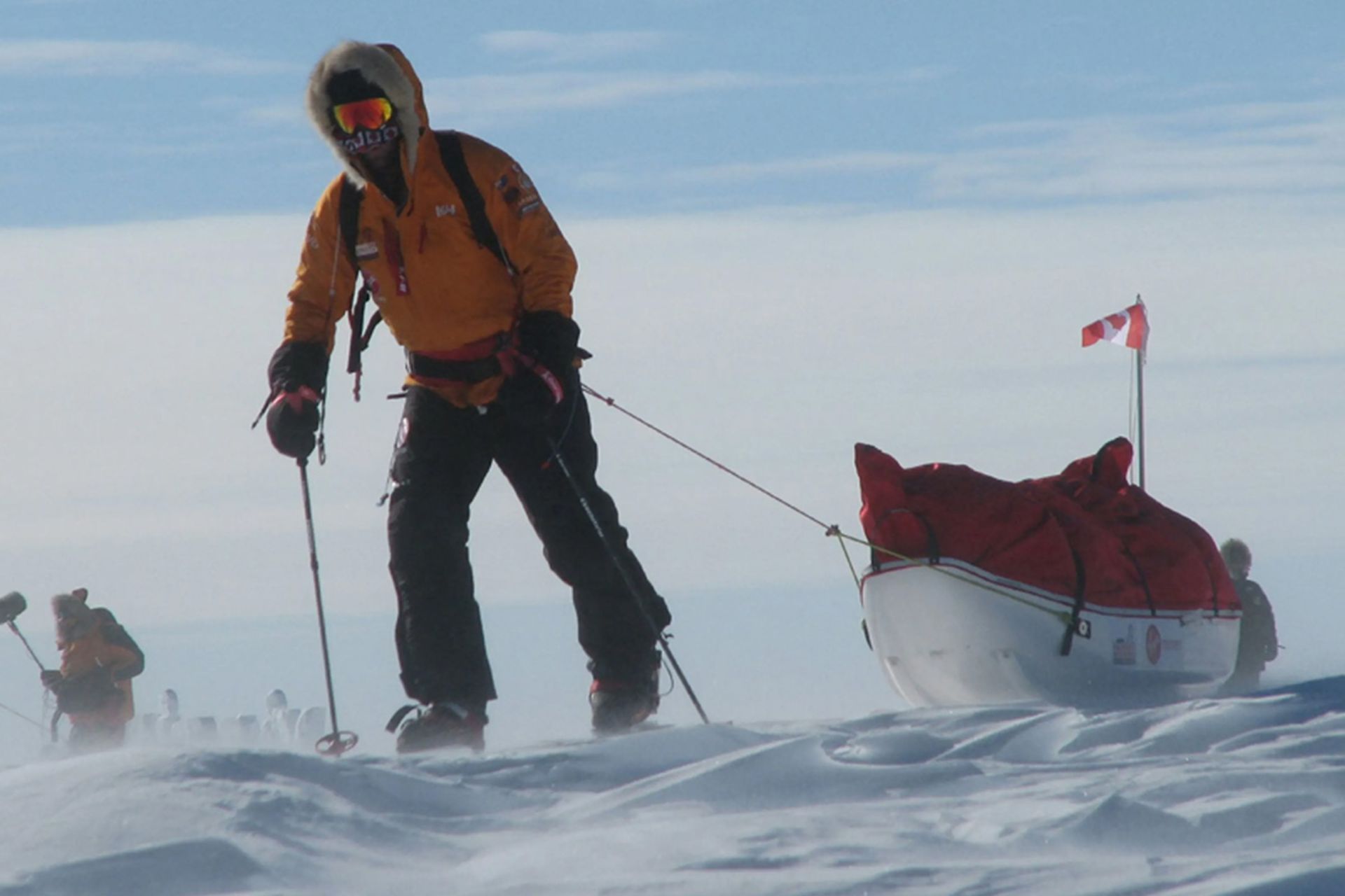 یک گردشگر که به دنبال کشف تاریخ است