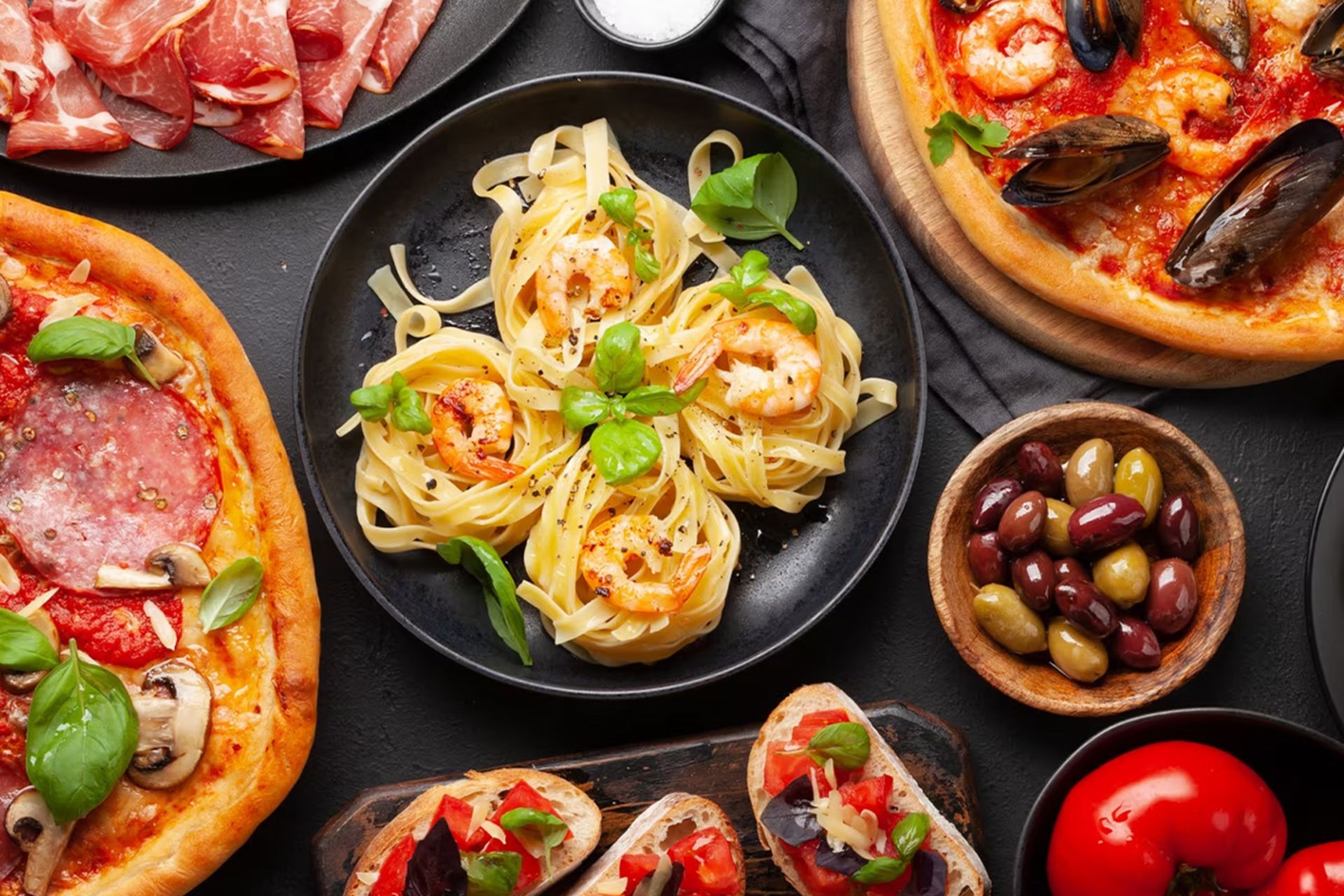 آشپزی ایتالیایی ثبت جهانی شد 3 تصویری از سفره ایتالیایی شامل پاستا و غذاهای دیگر