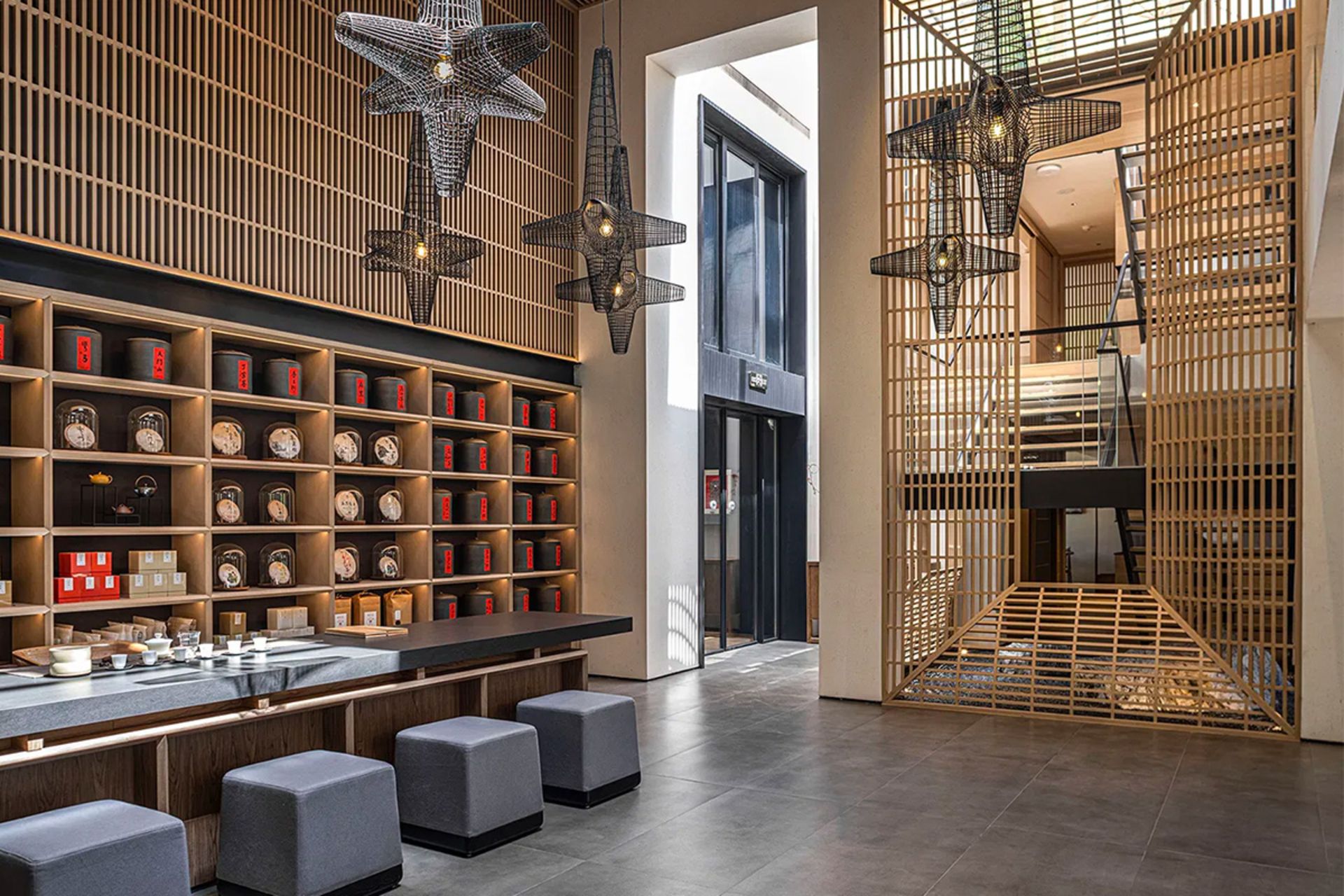 کانتر و قفسه‌های نمایش چای در چایخانه دریاچه آبی پکن