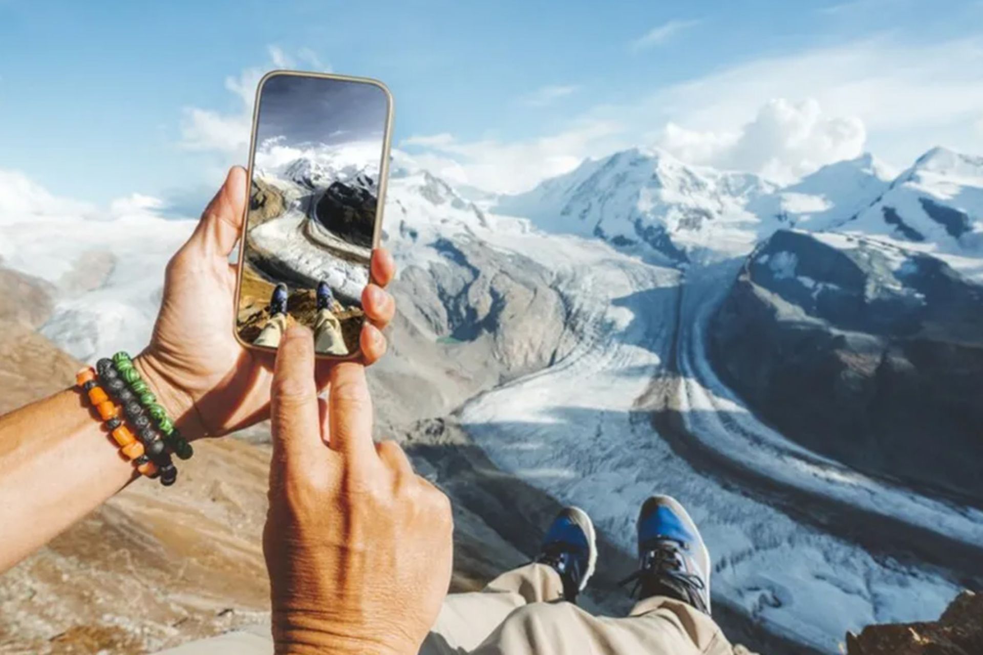 اینترنت در سفر خارجی؛ چطور گرفتار رومینگهای گران نشویم! 3 دستی که گوشی موبایل را به سمت کوه گرفته