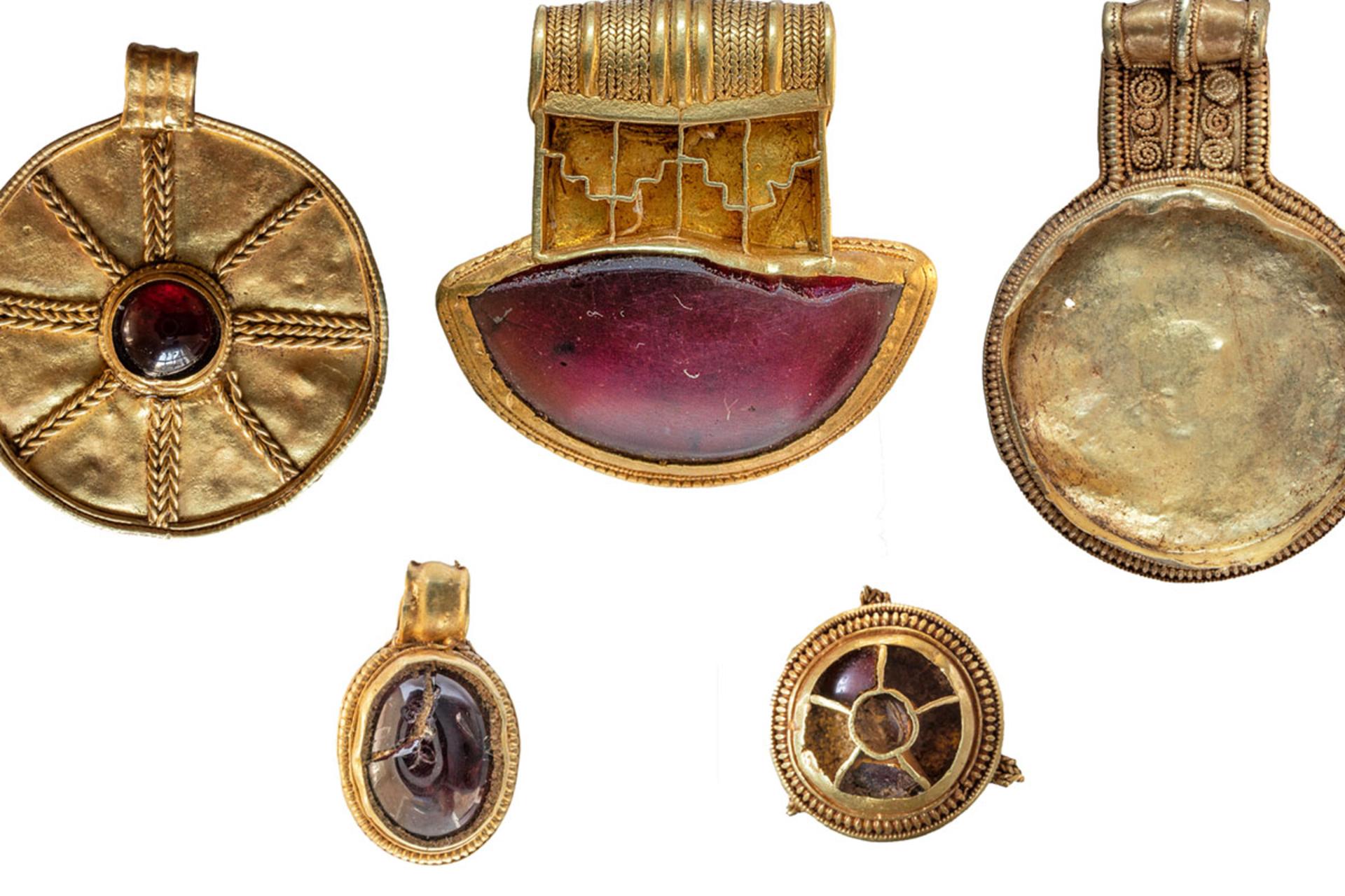 مجموعه‌ای از پنج آویز طلا و لعل باستانی