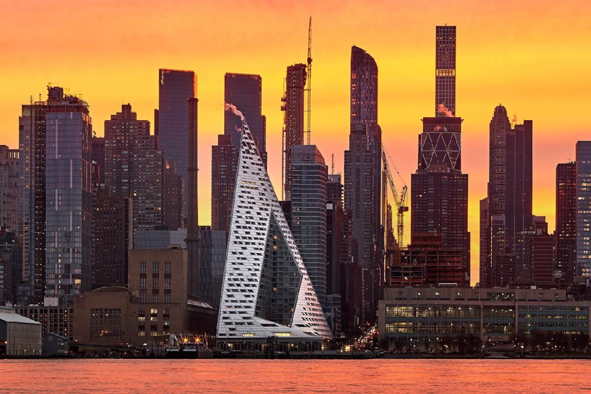 نمای بیرونی ساختمان ویا ۵۷ وست هنگام غروب آفتاب