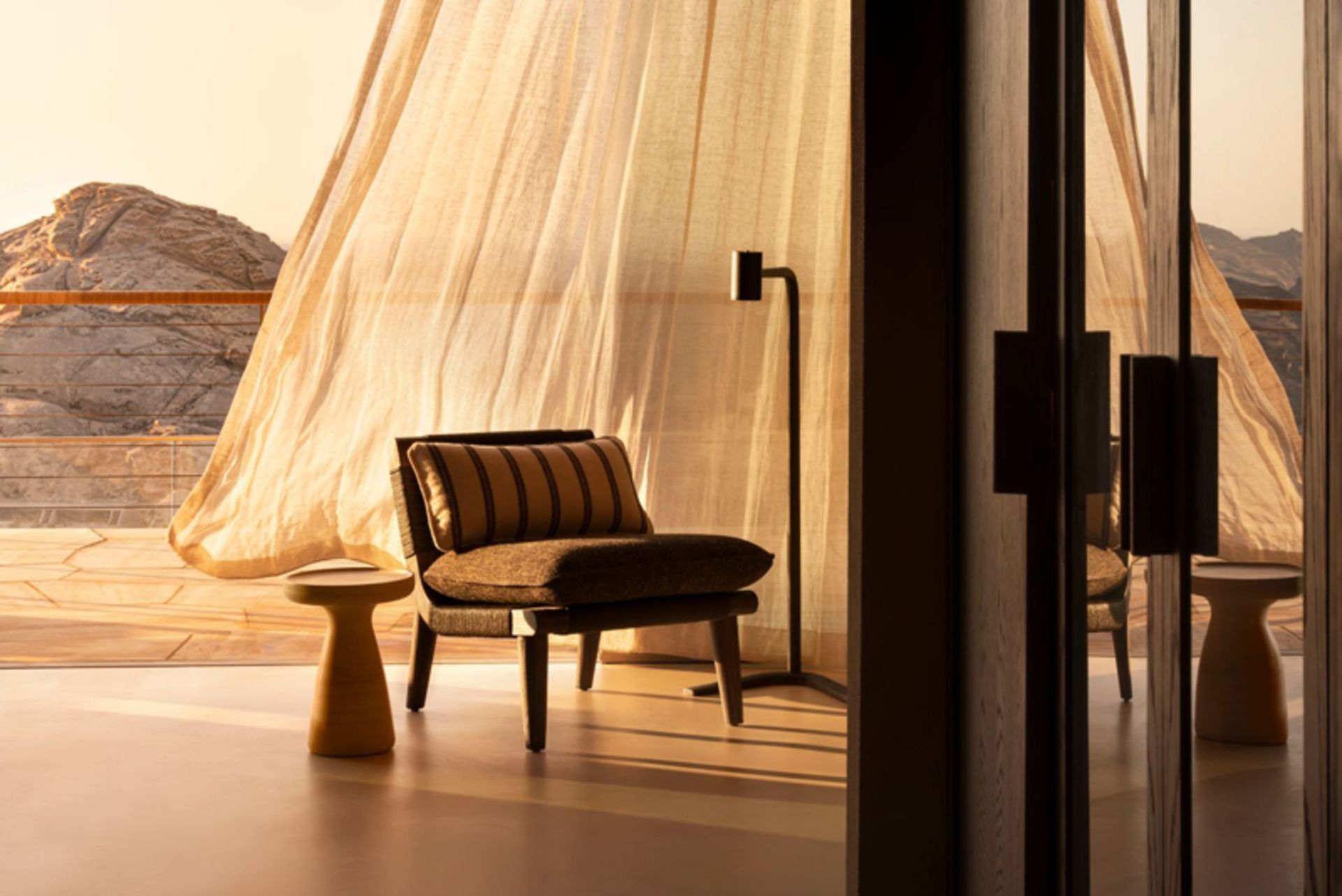 صندلی تراس اقامتگاه صخره صحرا در عربستان