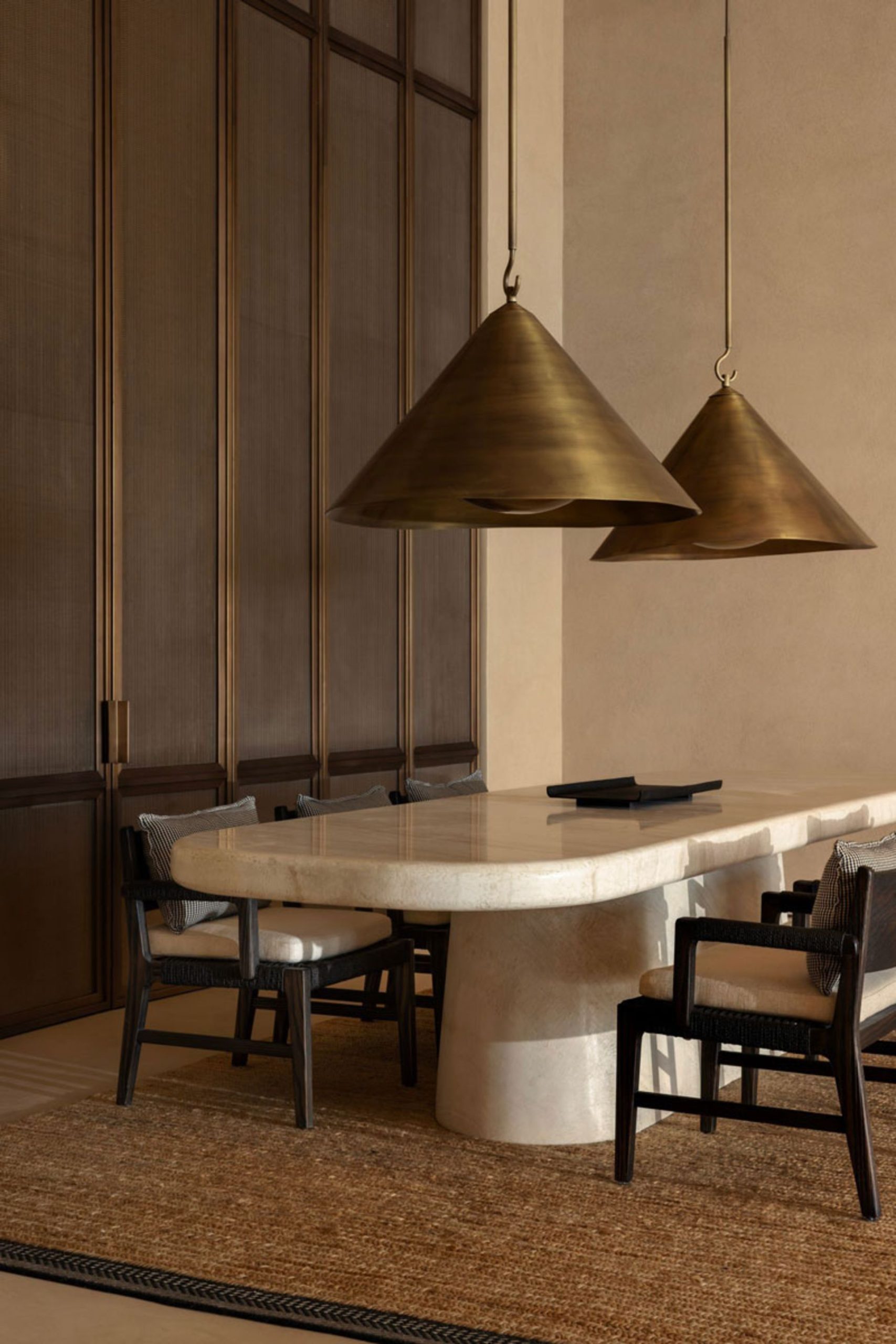 میز نهارخوری در اقامتگاه صخره صحرا در عربستان