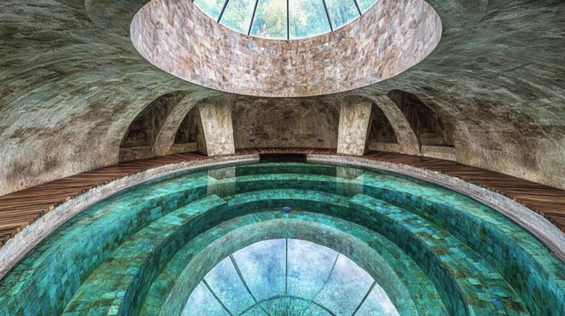 معماری الهامگرفته از باداب سورت؛ پیوندی میان نور، رنگ و زمین 13 حوض بزرگی در پناهگاه باداب سورت