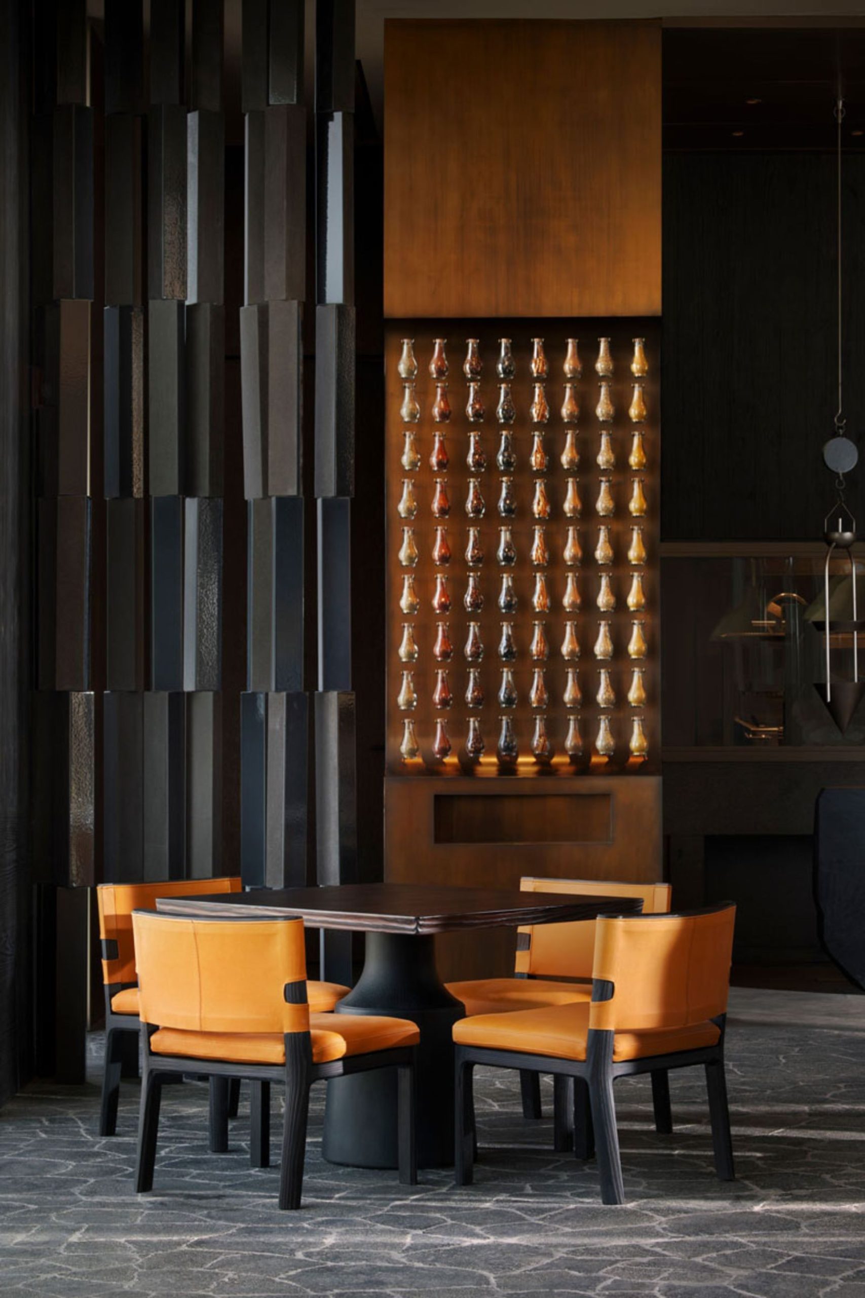 میز و صندلی چوبی در اقامتگاه صخره صحرا در عربستان