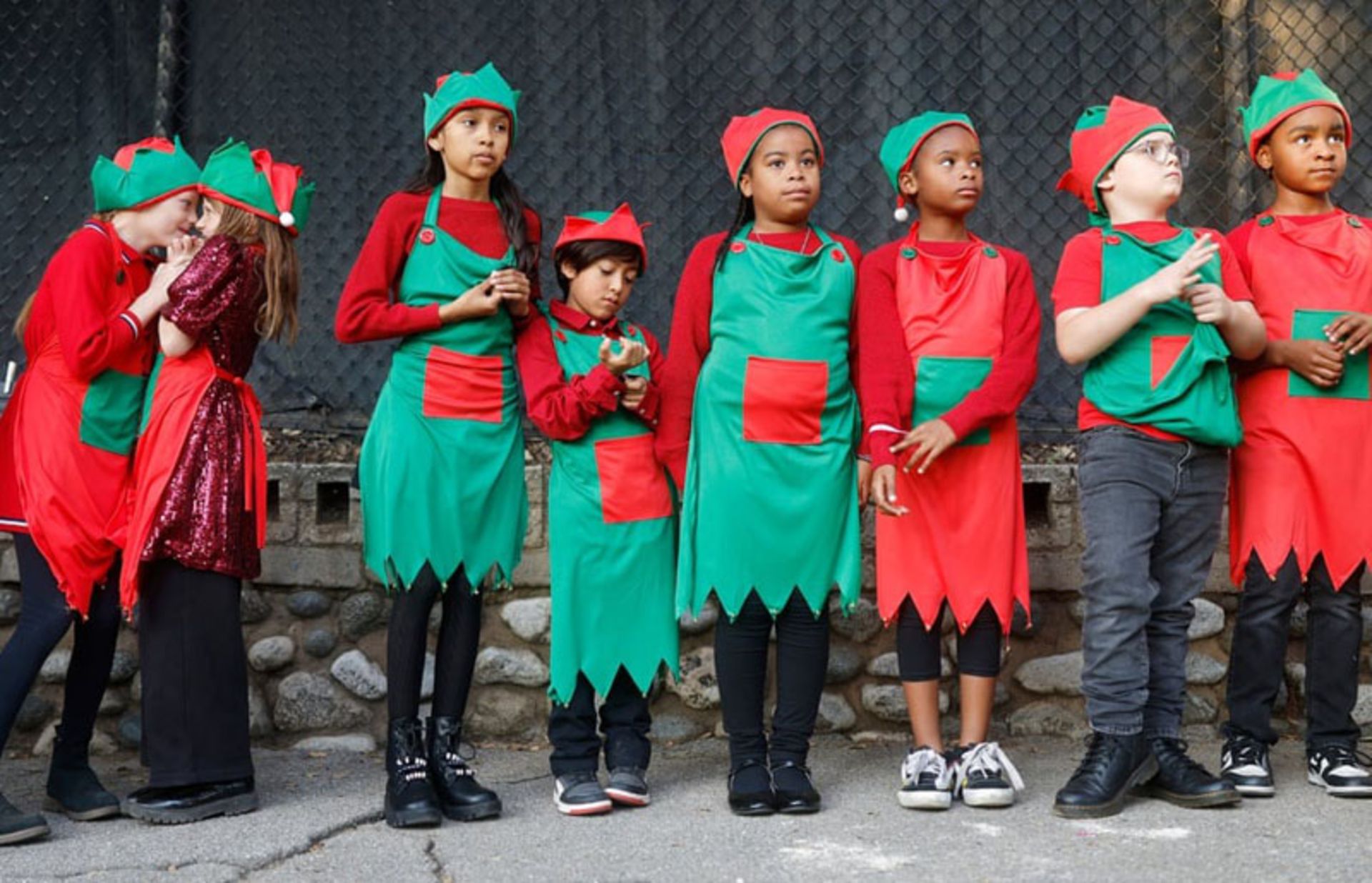 اجرای دانش‌آموزان در مراسم چراغانی خیابان درخت کریسمس در کالیفرنیا