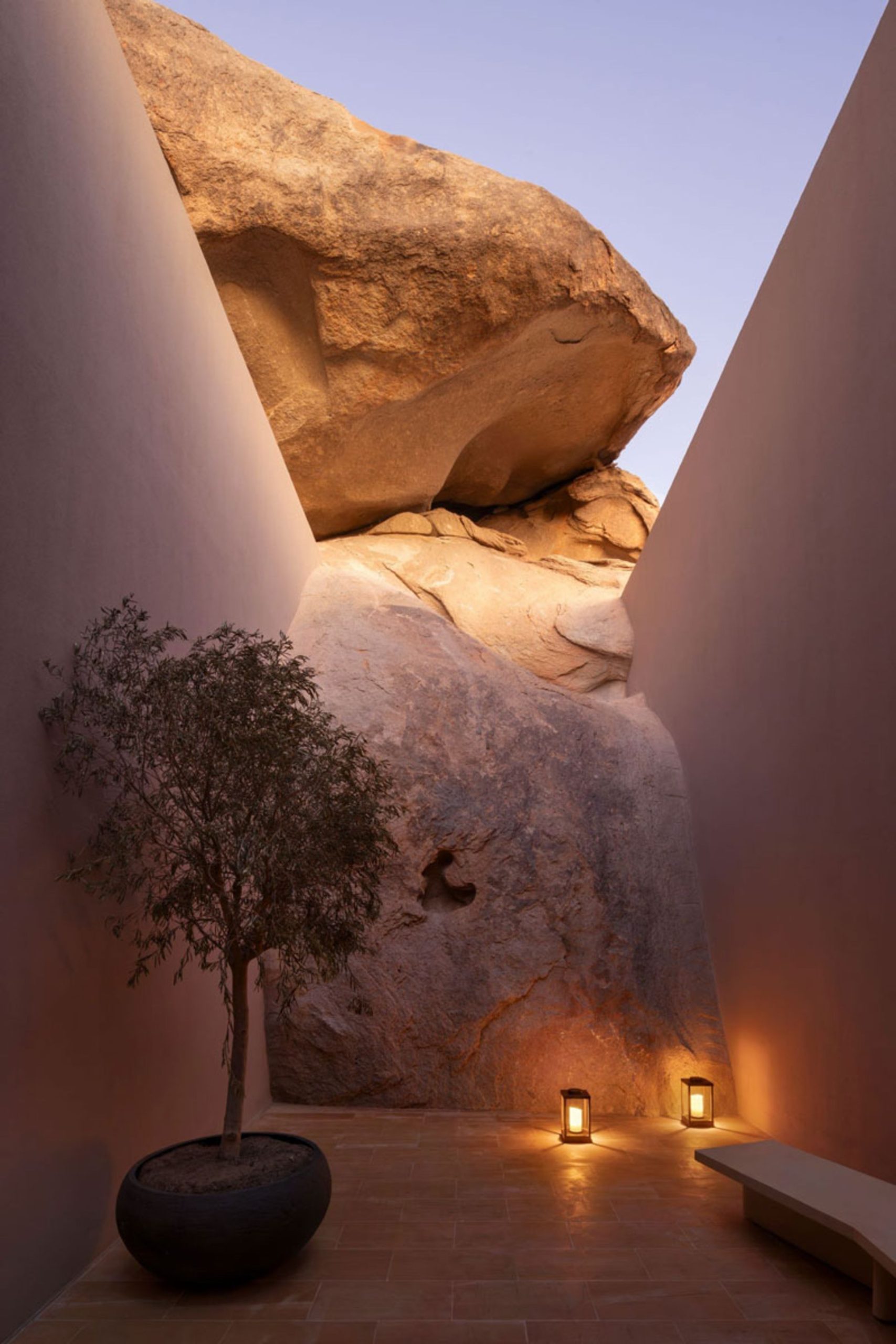 فانوس ها در اقامتگاه صخره صحرا در عربستان