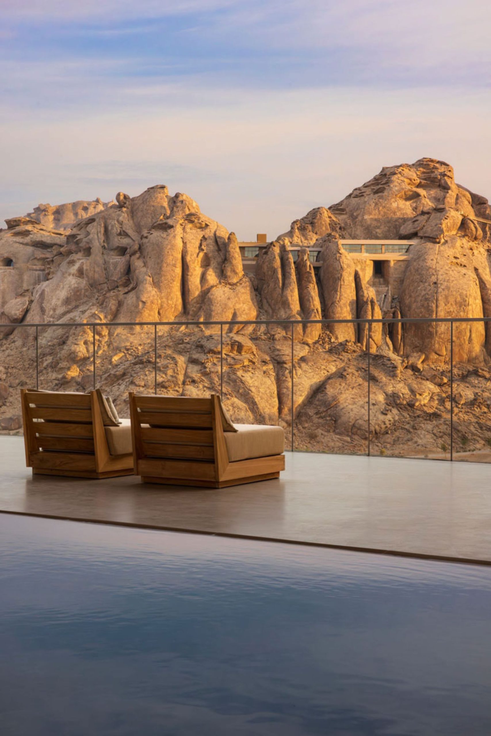 صندلی های فضای باز اقامتگاه صخره صحرا در عربستان