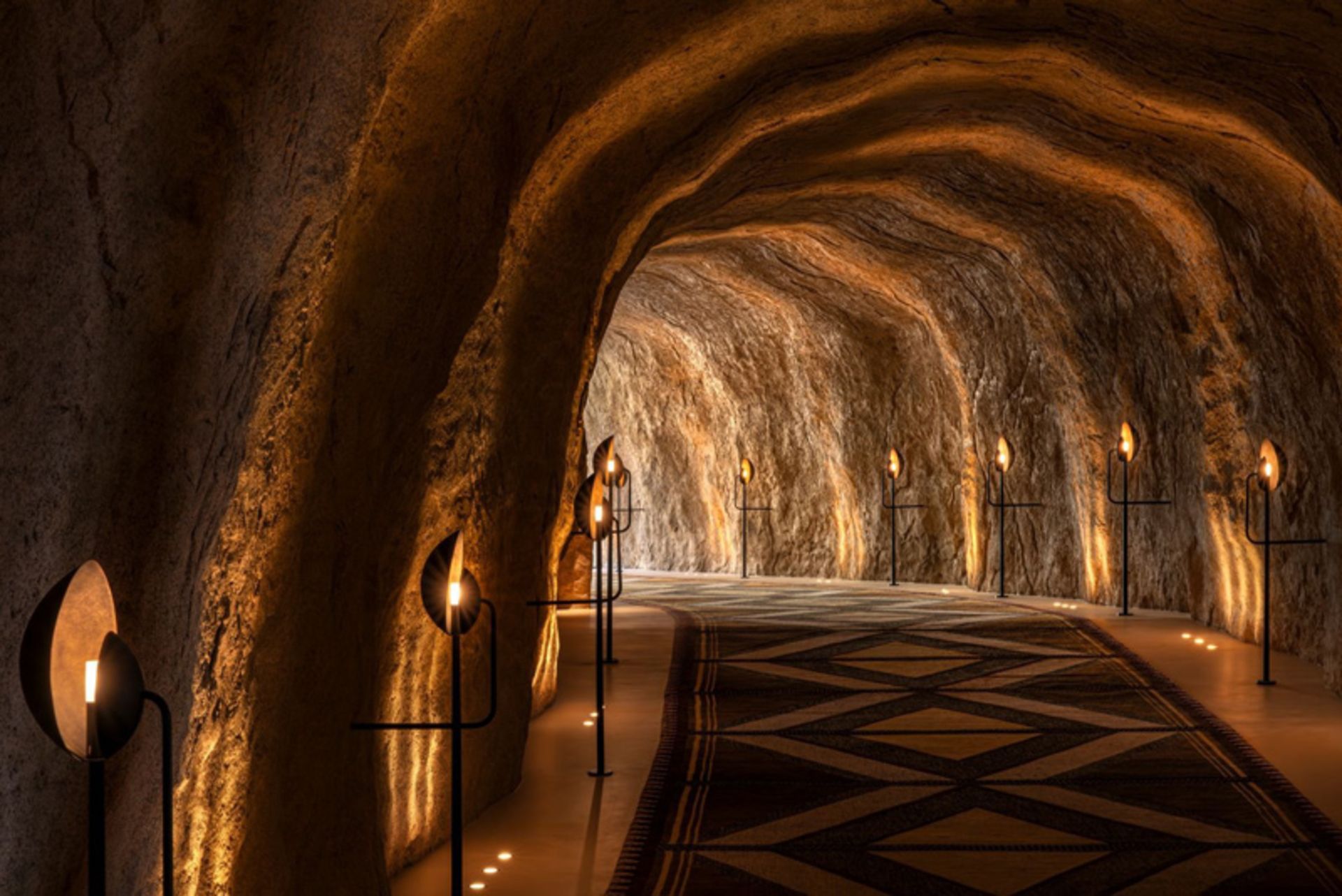 فضای داخلی اقامتگاه صخره صحرا در عربستان