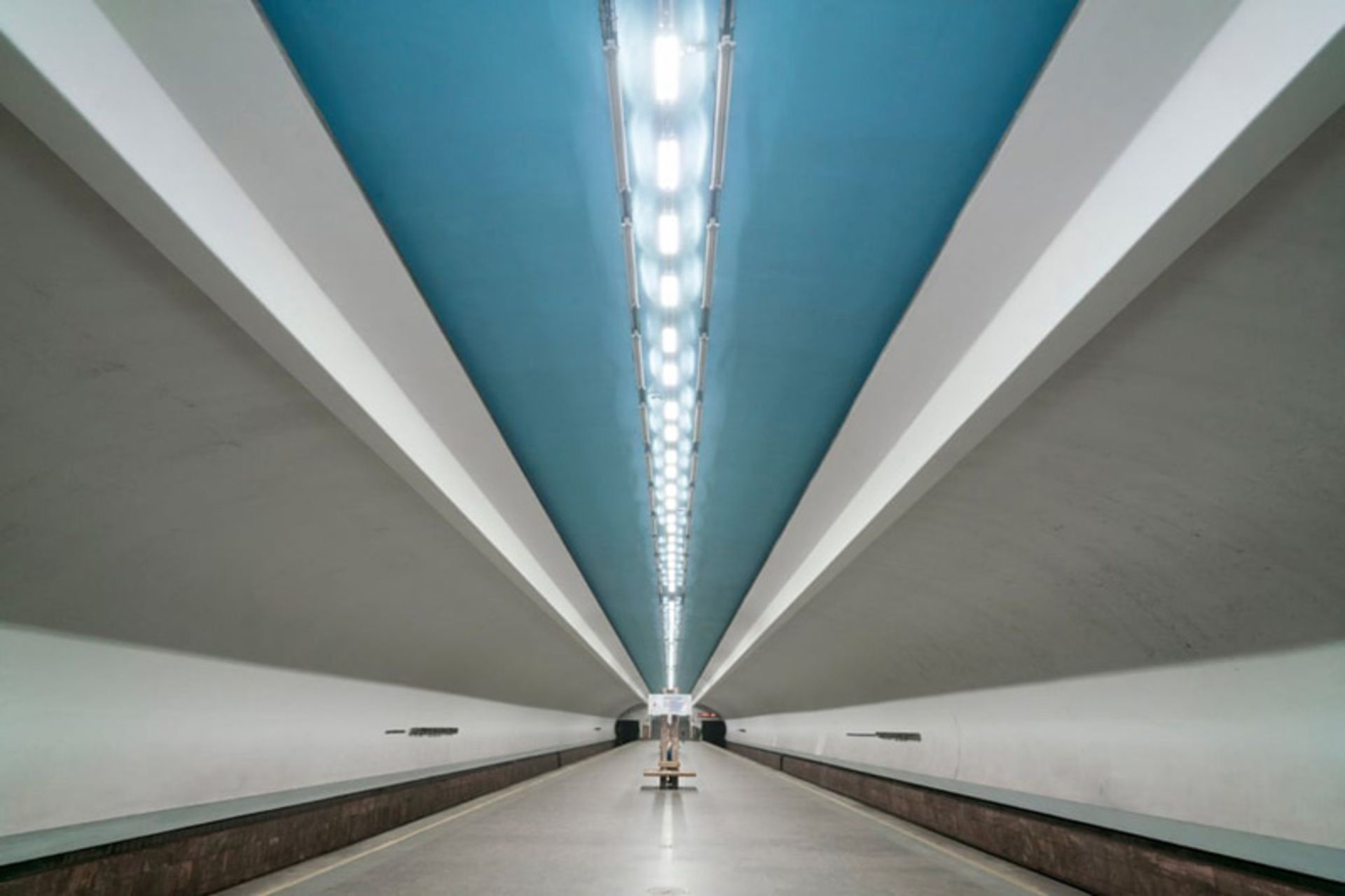 راهروی مترو با سقف آبی