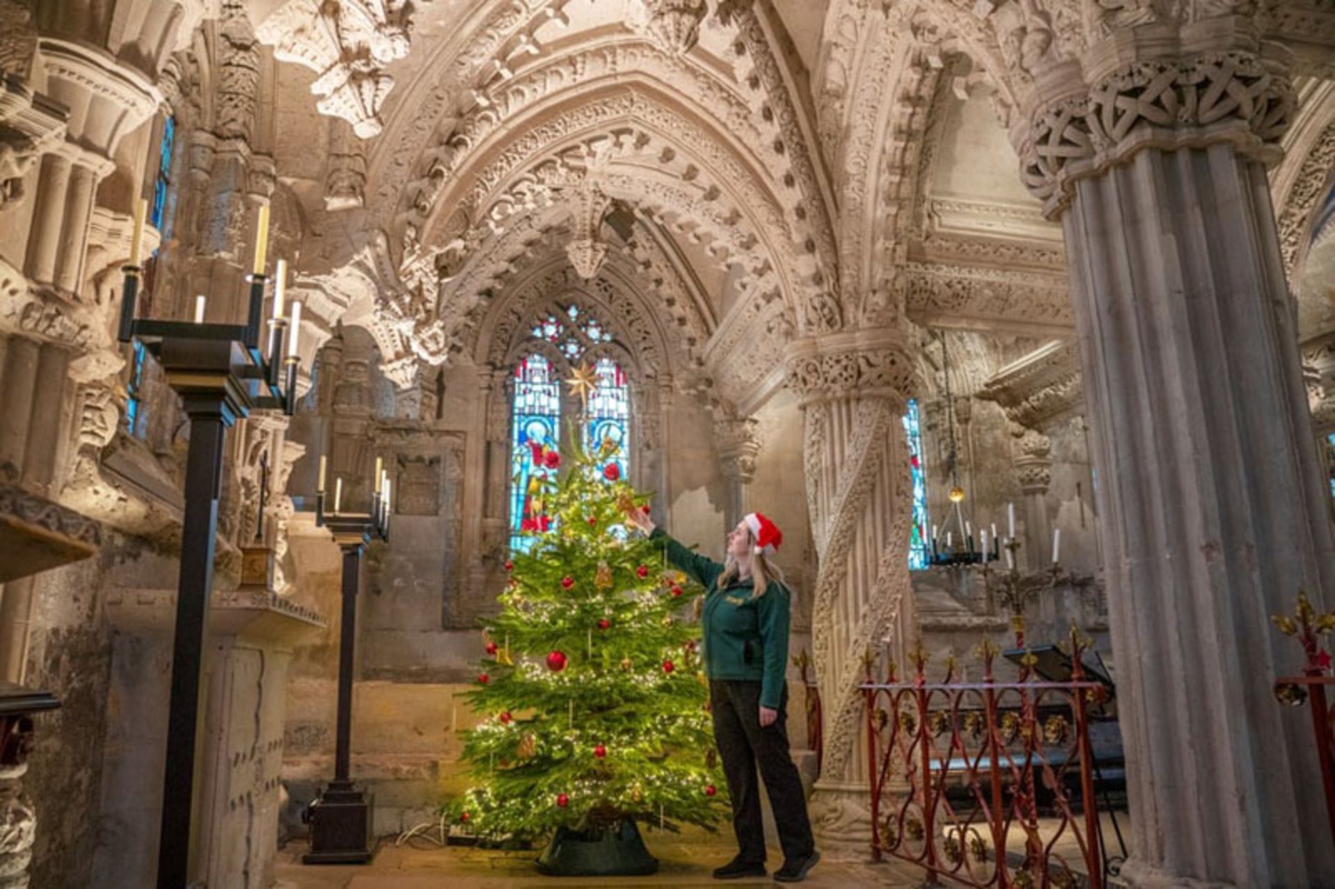 تزئین درخت کریسمس در کلیسای تاریخی و پرنقش‌ونگار رزلین در اسکاتلند