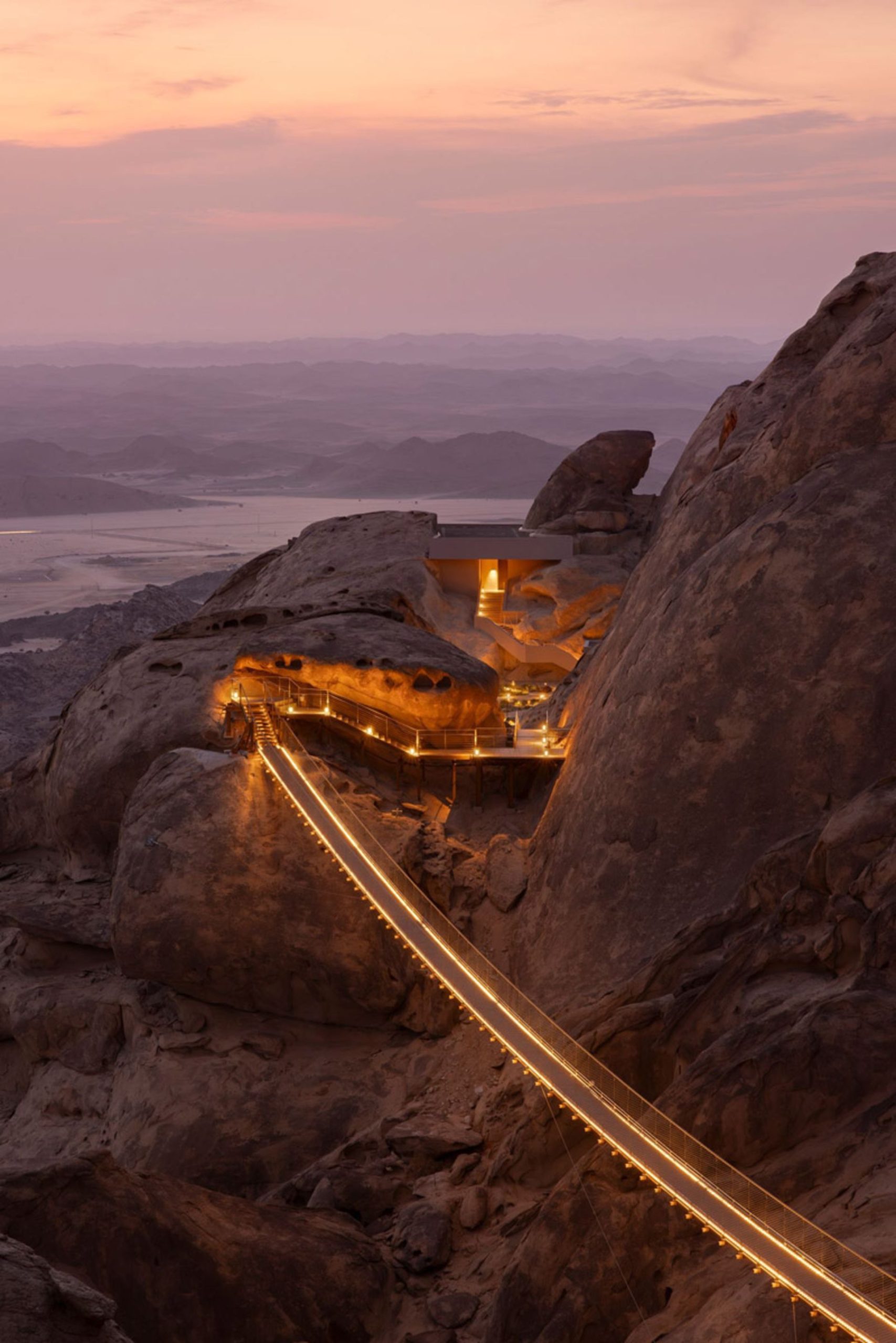 عکس هوایی از اقامتگاه صخره صحرا در عربستان