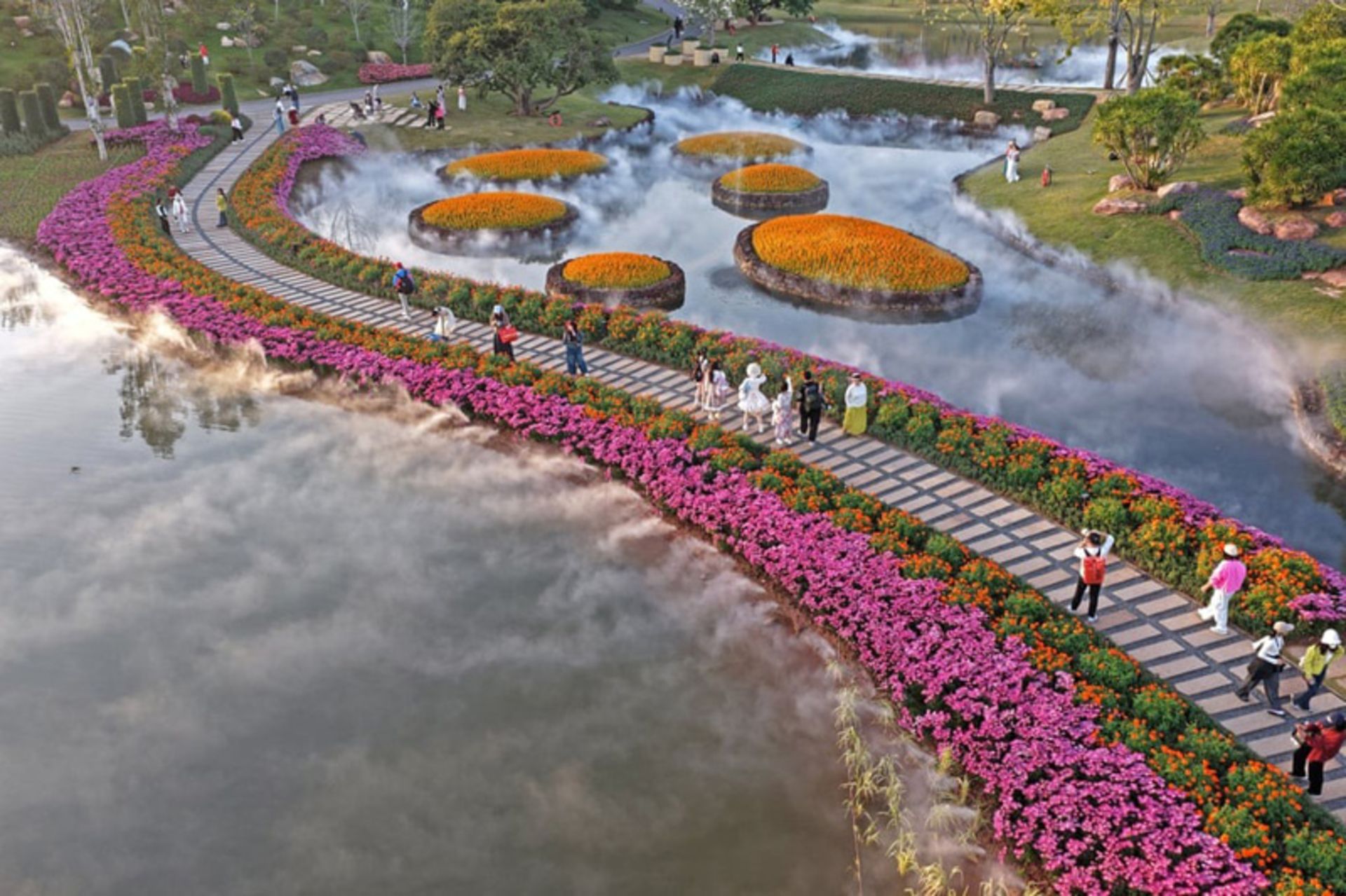 عکس هوایی گردشگران در منطقه کوهستانی چینگ‌شیو در چین