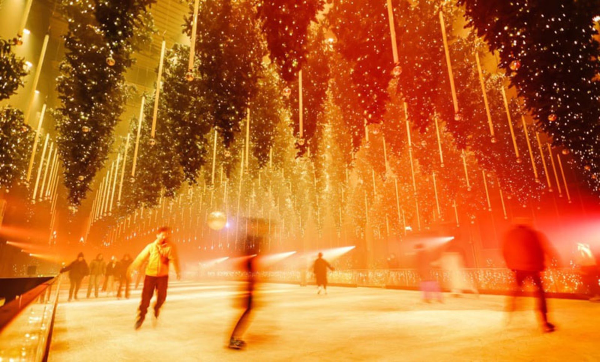 اسکیت‌بازی در پیست یخ چیدمان هنری «جنگل» در برلین