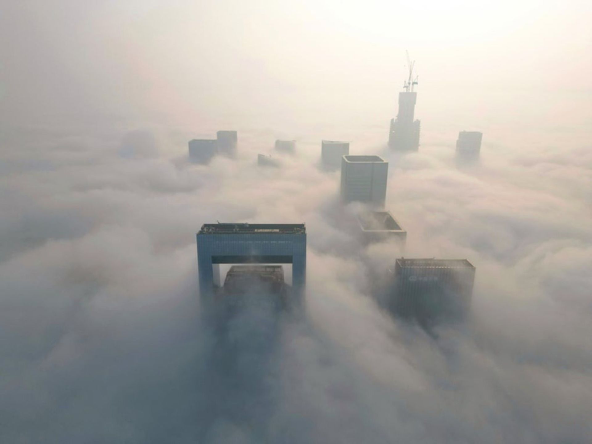 پوشش غلیظ مه صبحگاهی  بر فراز آسمان‌خراش‌های شهر چنگدو، چین