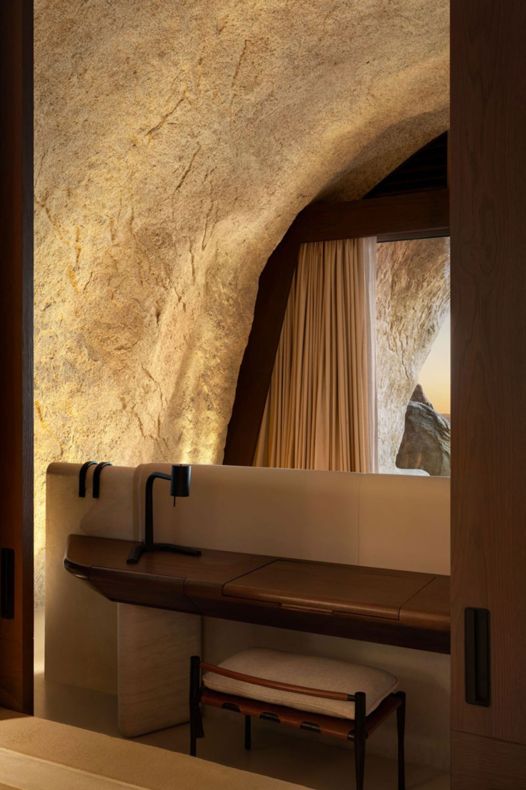 میز مطالعه در اقامتگاه صخره صحرا در عربستان