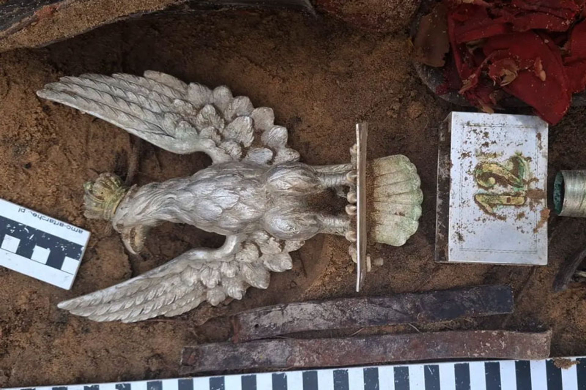 نشان عقاب و چند وسیله دیگر در اکتشافات لهستان