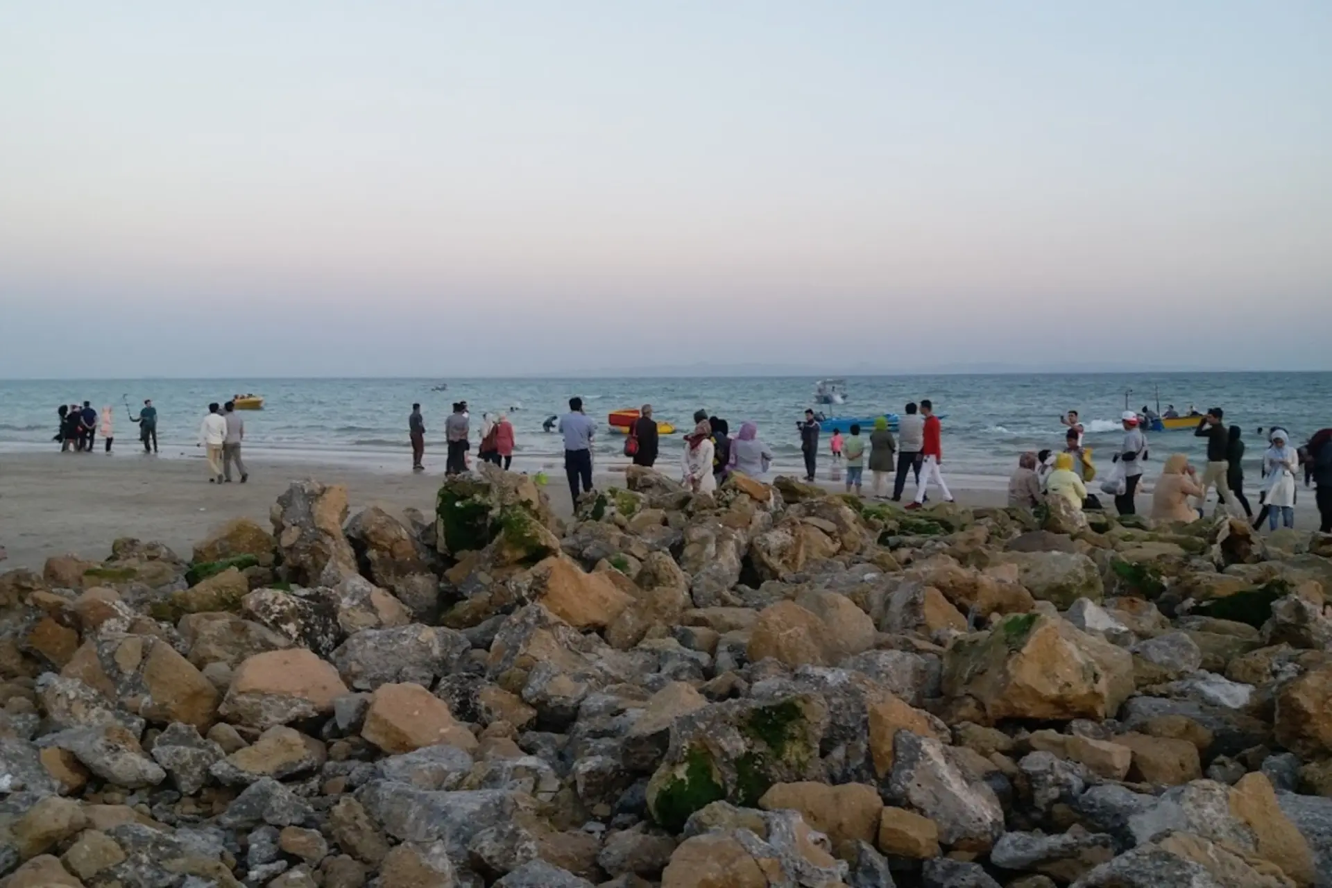 حضور گردشگران در ساحل بوستان زیتون قشم