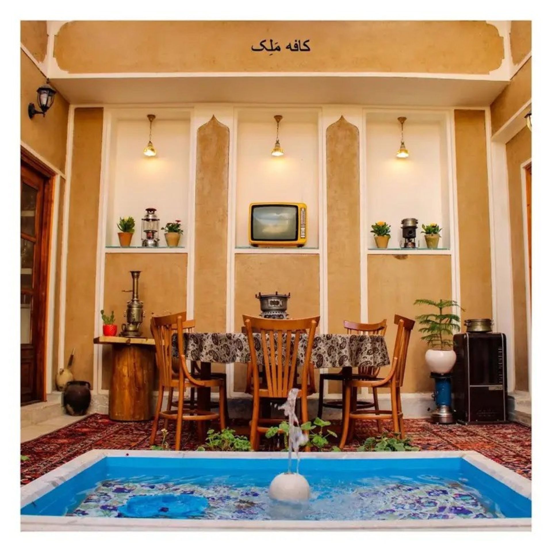 کافه گالری ملک با فضایی سنتی
