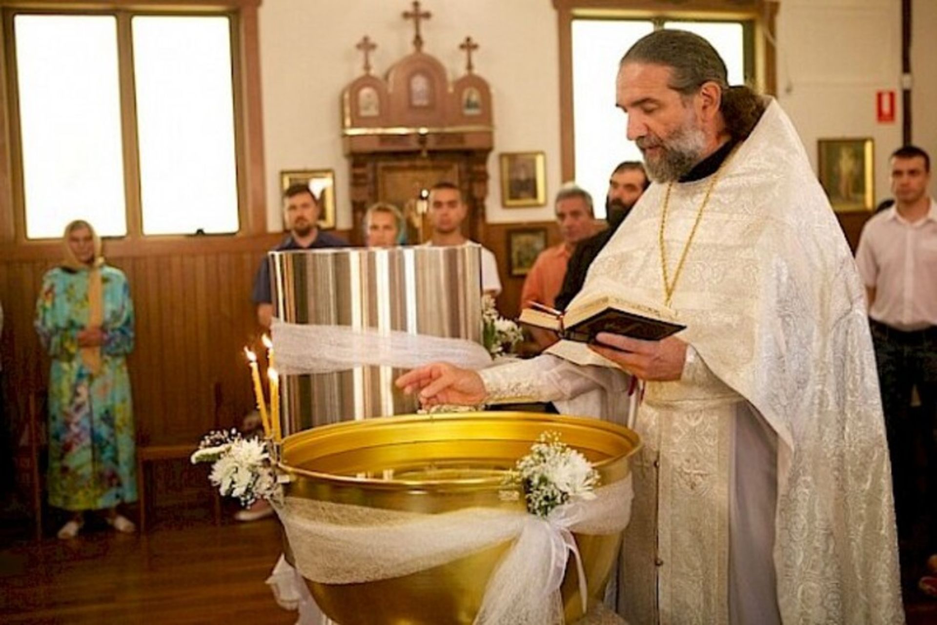 برگزاری مراسم تقدس آب توسط کشیش ارامنه